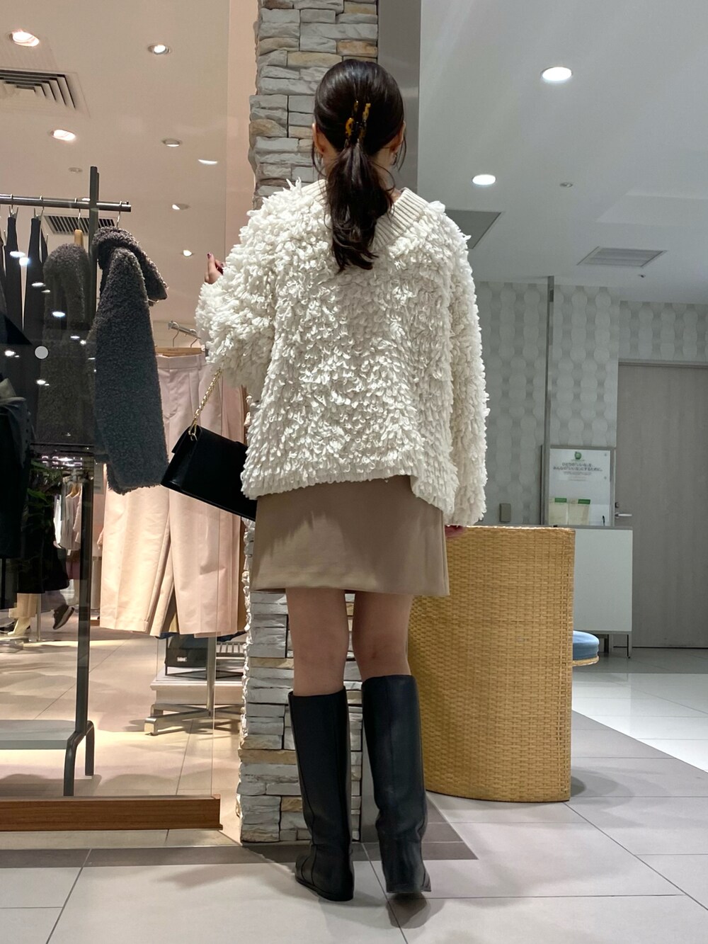 「秋コーデ、テーマパークコーデ、シンプルスタイル、今日のコーデ、秋服準備はじめました、ニット、白ニット、オトナカワイイ、大人かわいい、オトナカジュアル、着回しコーデ、秋っぽコーデ更新中、ボリュームニット、ミニスカート、ミニスカ」｜「PELLICO SUNNYのアイテム（ブーツ、ブラック系）」を使った、Mihoさん（レディース・159cm）の秋コーディネートの3枚目の写真