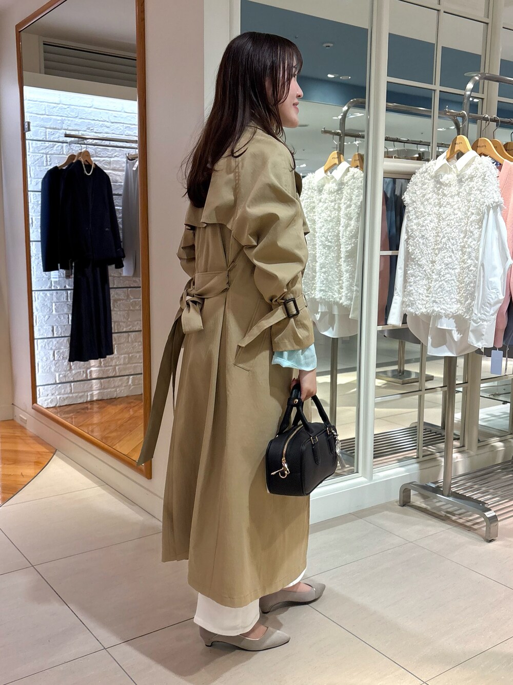 「トレンチコート、トレンチ、ブラウス、ブラウスコーデ、白デニム、デニムパンツ、きれいめコーディネート、大人女子、デニムコーデ、きれいめカジュアル、キレイめカジュアル、おでかけコーデ、レディースファッション、大人かわいい、オトナカワイイ」｜「Rie Millerの【RM denim】センタープレスハイウエストデニム（デニムパンツ、ホワイト系）」を使った、Mihoさん（レディース・159cm）の春コーディネートの4枚目の写真