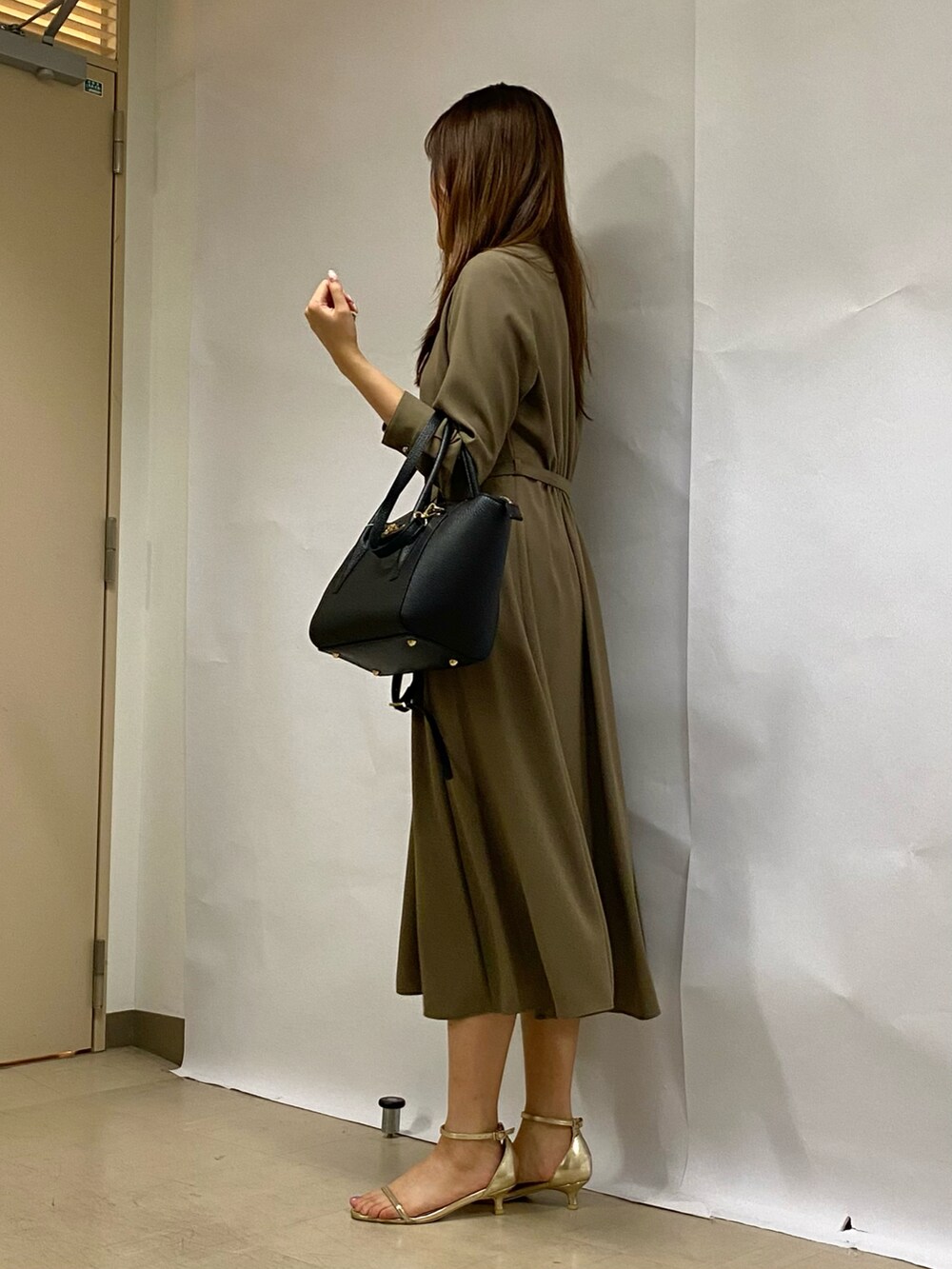 「ワントーンコーデ、ワンピーススタイル、ワンピース、キレイめ、きれいめコーディネート、秋服準備はじめました、学校行事、オトナカワイイ、きれいめ、オフィスカジュアル、オフィススタイル、お仕事コーデ、お仕事スタイル、スカートスタイル、通勤コーデ」｜「NOLLEY’Sのスクエアトートバッグ（ショルダーバッグ、ブラック系）」を使った、Mihoさん（レディース・159cm）の秋コーディネートの4枚目の写真