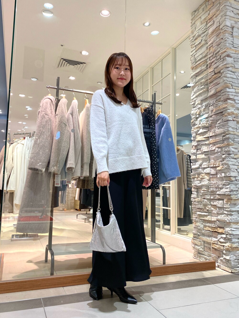 「カジュアルコーデ、オトナカジュアル、大人女子、大人かわいい、きれいめコーディネート、きれいめカジュアル、キレイめ、ニット、ニットコーデ、Vネック、Vネックニット、スカートスタイル、スカート、マーメイドスカート、ゆったりコーデ」｜「NOLLEY’Sのメタル3wayショルダーバッグ（クラッチバッグ、シルバー系）」を使った、Mihoさん（レディース・159cm）の冬コーディネートの2枚目の写真