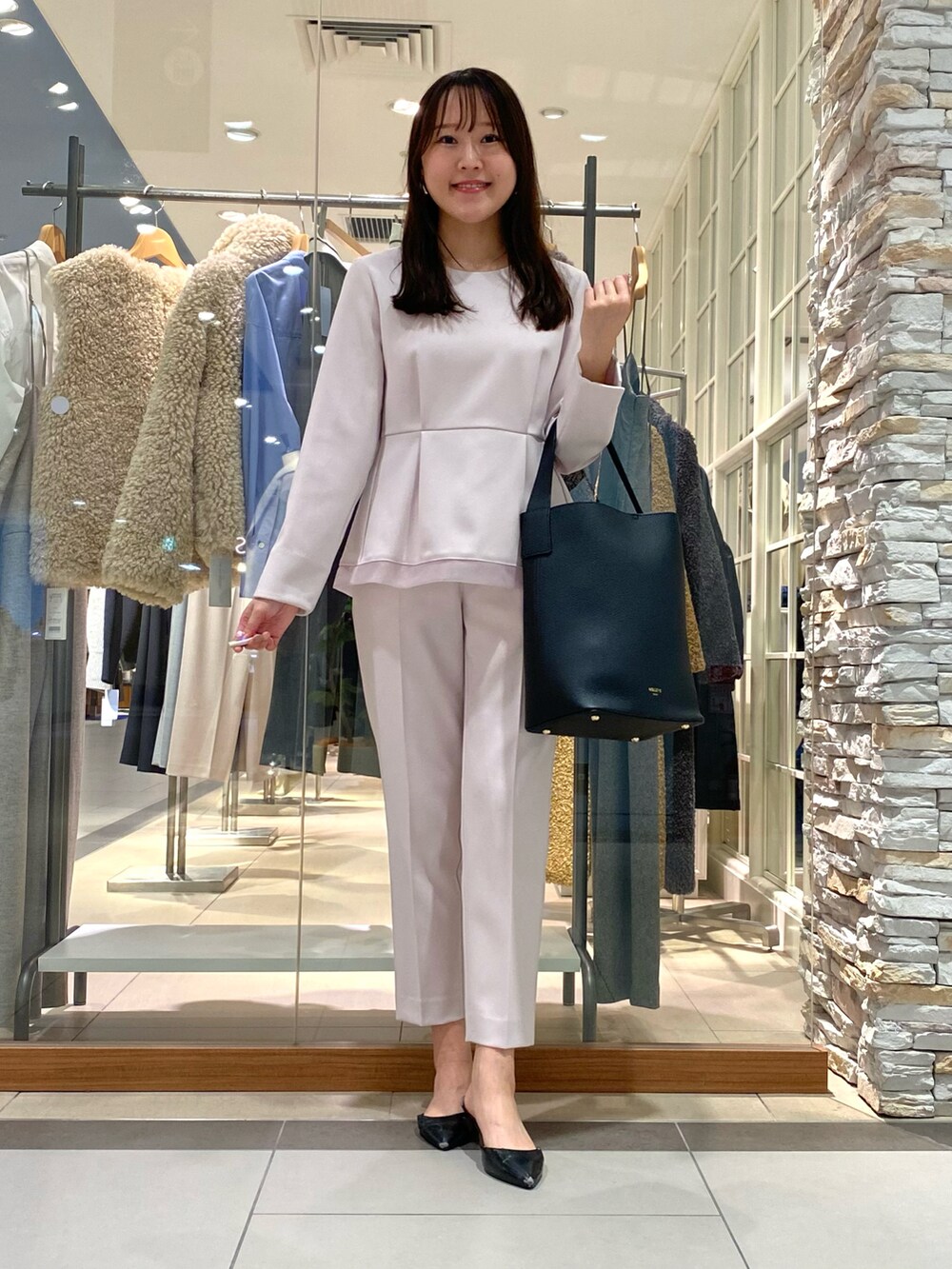 「お出かけコーデ、お仕事コーデ、お仕事スタイル、七五三、大人かわいい、セットアップ、セットアップスタイル、ぺプラムトップス、テーパードパンツ、ピンクコーデ、ブラウス、大人ガーリー、ootd、ママファッション、きれいめコーディネート」｜「NOLLEY’Sの《セットアップ対応》ウォッシャブルウール調スリムパンツ（その他パンツ、ピンク系）」を使った、Mihoさん（レディース・159cm）の秋コーディネートの2枚目の写真