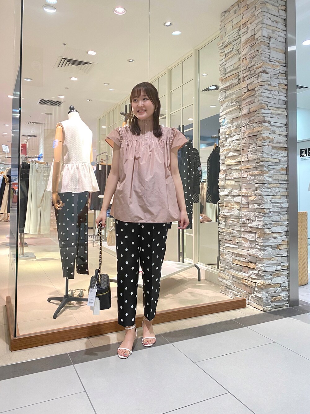 ブラック系のショルダーバッグ、ピンク系のシャツ/ブラウス、ブラック系のその他パンツを着用したレディースの夏コーディネートの2枚目の写真