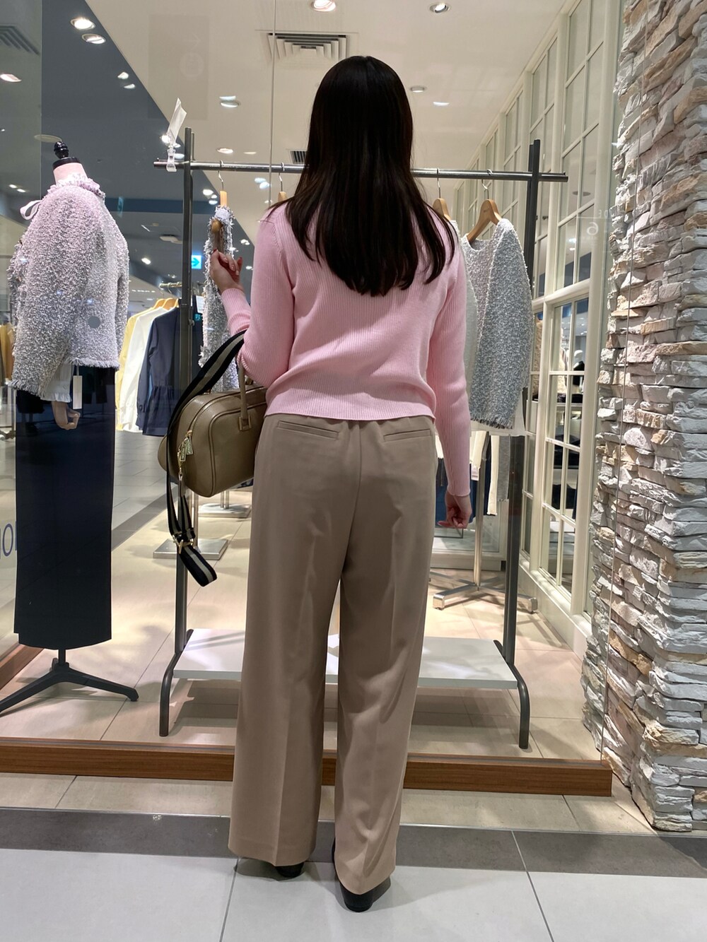「シンプルスタイル、大人コーデ、ニット/セーター、カーディガン、カーディガンコーデ、着映えニット、お仕事コーデ、お仕事スタイル、ワイドパンツ、キャメル、カーディガンスタイル、通勤コーデ、通勤スタイル、オフィスカジュアル、オフィススタイル」｜「NOLLEY’Sのボストンバッグ（ショルダーバッグ、ベージュ系）」を使った、Mihoさん（レディース・159cm）の冬コーディネートの5枚目の写真