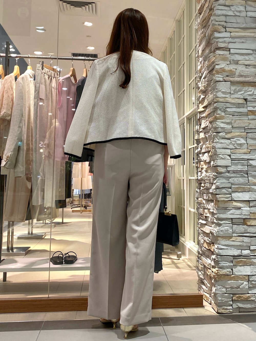 「シンプルスタイル、キレイめ、大人かわいい、ジャケット、ジャケットスタイル、パンツスタイル、パンツコーデ、ストレートパンツ、スーツスタイル、休日スタイル、初夏コーデ、着回しコーデ、パイピング、きれいめカジュアル、オフィスカジュアル」｜「AULENTTIの【AULENTTI】ワンハンドルバッグ（ショルダーバッグ、ブラック系）」を使った、Mihoさん（レディース・159cm）の春コーディネートの3枚目の写真