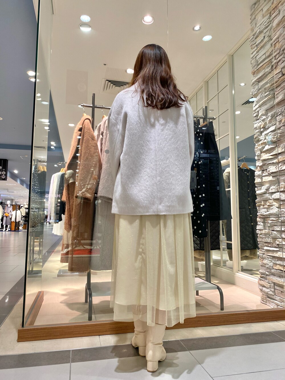 「秋冬コーデ、シンプルスタイル、オトナ女子、チュールスカート、チュール、ラメ、ラメスカート、ニット、カラーニット、シャギーコート、クリスマスに着たい服、クリスマス、クリスマスコーデ、華やかコーデ、カラーコーデ」｜「NOLLEY’Sのアイテム（バッグ、ブラック系）」を使った、Mihoさん（レディース・159cm）の冬コーディネートの3枚目の写真