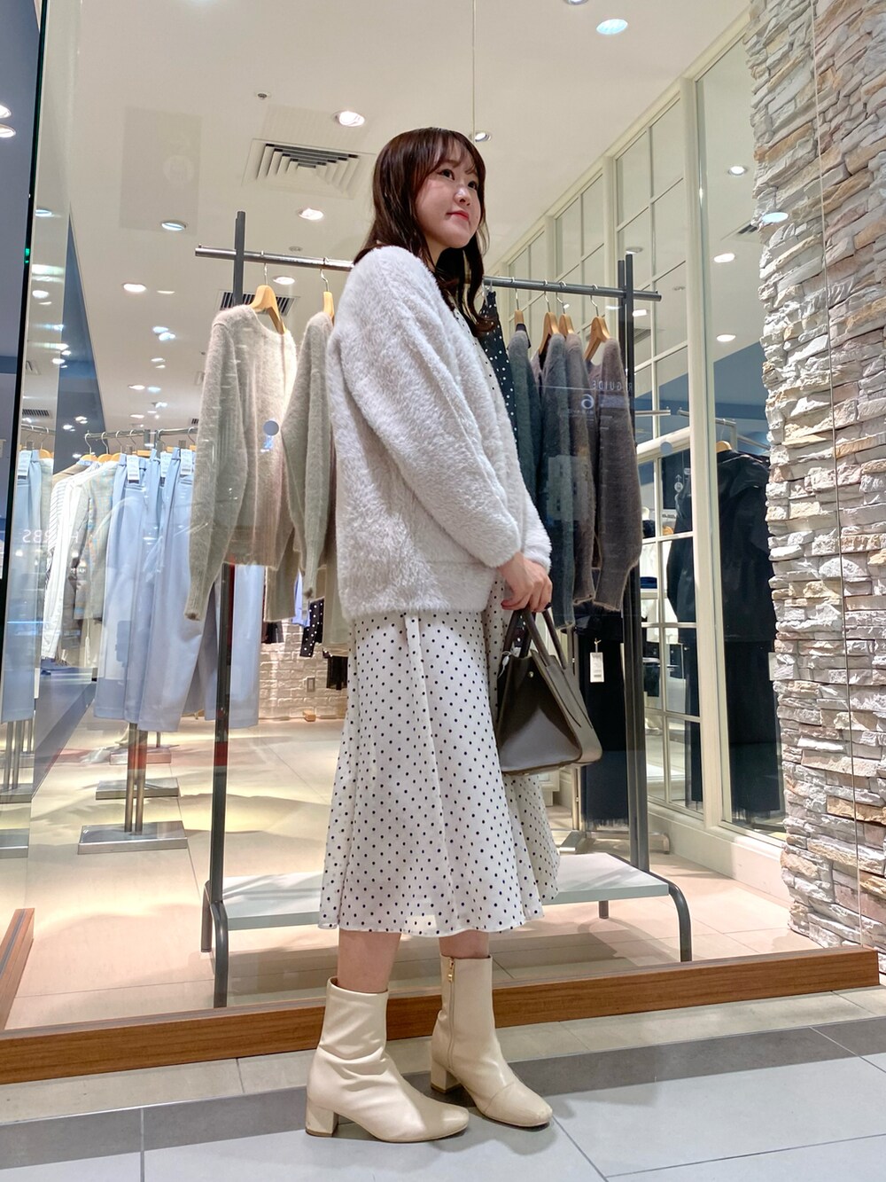 「ファッションを楽しもう、淡色コーデ、淡色女子、淡色、ドットワンピース、ワンピース、ワントーンコーデ、ワンピーススタイル、ボウタイワンピース、ブーツ、ホワイトコーデ、ふわふわニット、ふわふわカーディガン、デート/ロマンティック、デートスタイル（WOMEN）」｜「NOLLEY’S Sophiのフロッキードットボウタイワンピース（ワンピース、ホワイト系）」を使った、Mihoさん（レディース・159cm）の秋コーディネートの4枚目の写真