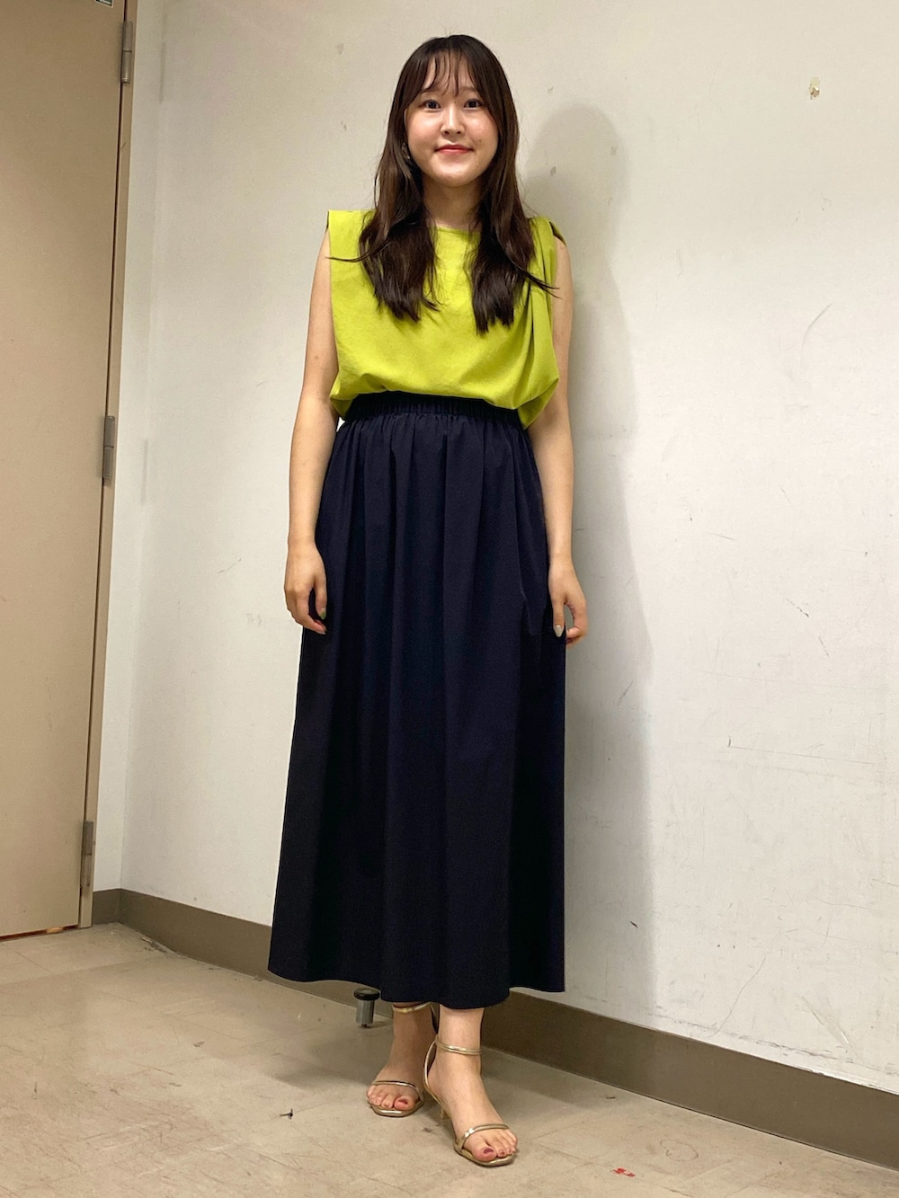 「テーマパークコーデ、フェススタイル、休日スタイル、大人かわいい、リラックススタイル、シンプル、楽チンコーデ、海、海コーデ、スカート、スカートスタイル、フレアスカート、黒スカート、オトナカワイイ、オトナカジュアル」｜「NOLLEY’Sのライトジョーゼットねじりブラウス（シャツ/ブラウス、イエロー系）」を使った、Mihoさん（レディース・159cm）の夏コーディネートの5枚目の写真