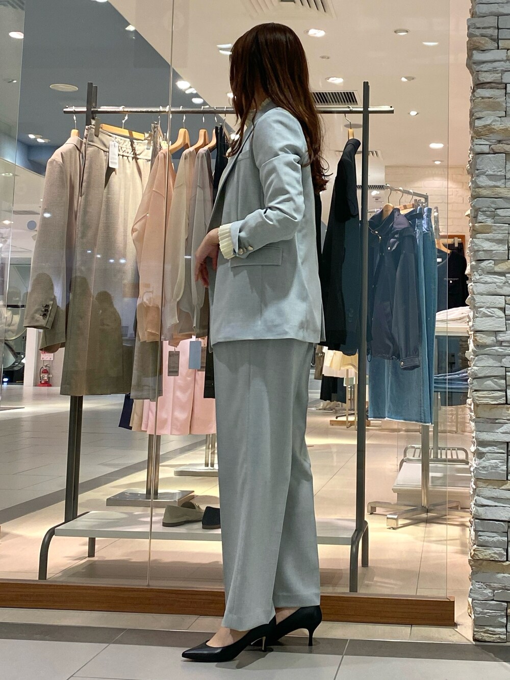 「パンツスタイル、春カラー、オトナカワイイ、セットアップ、セットアップスタイル、ジャケット、ジャケットスタイル、ジャケットコーデ、オフィススタイル、オフィスカジュアル、オフィスコーデ、シャツスタイル、ワイドパンツ、仕事着、仕事コーデ」|「NOLLEY’S Sophiのプリーツブロードシャツ(シャツ/ブラウス、イエロー系)」を使った、Mihoさん(レディース・159cm)の春コーディネートの2枚目の写真
