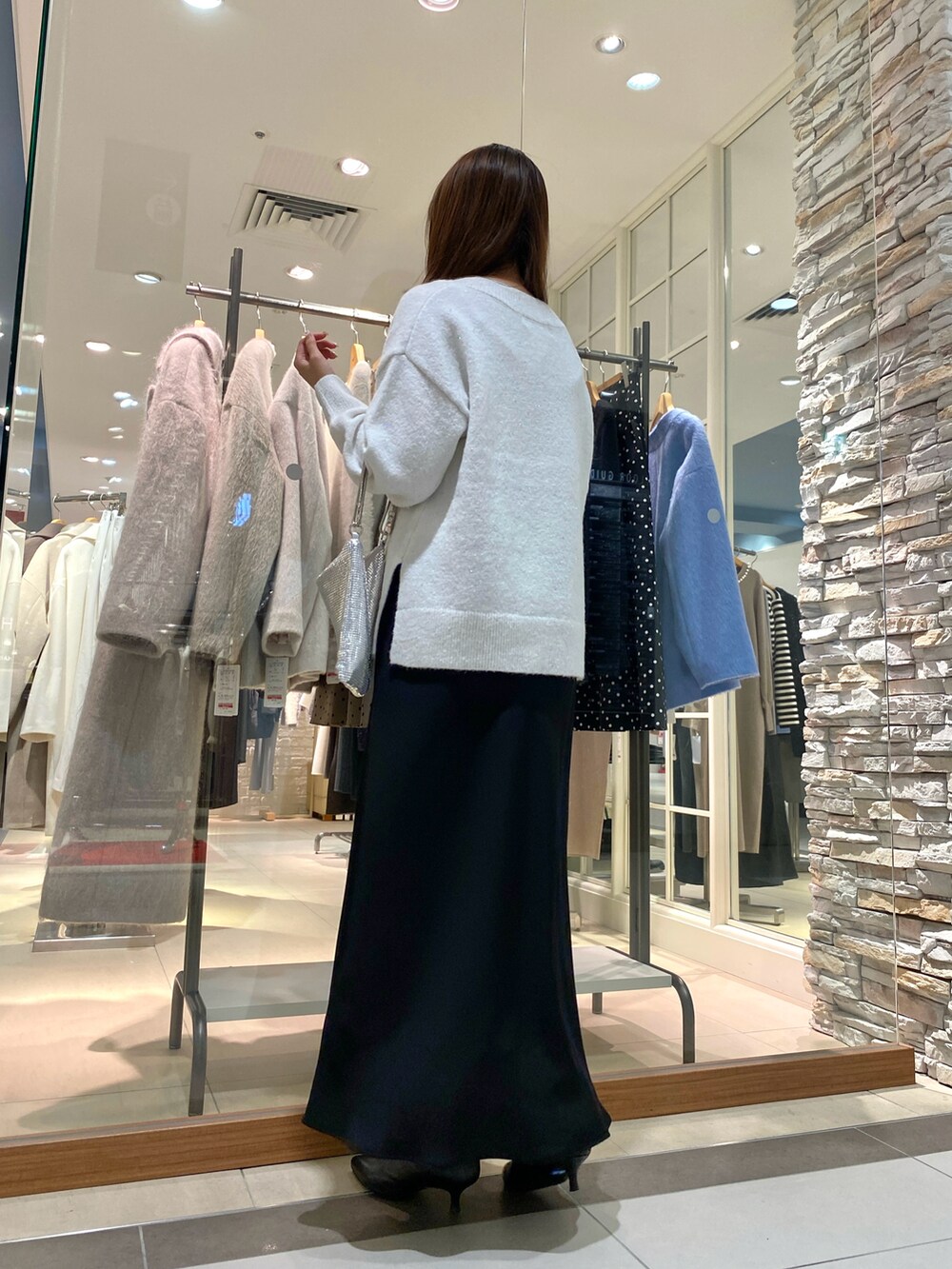 「カジュアルコーデ、オトナカジュアル、大人女子、大人かわいい、きれいめコーディネート、きれいめカジュアル、キレイめ、ニット、ニットコーデ、Vネック、Vネックニット、スカートスタイル、スカート、マーメイドスカート、ゆったりコーデ」｜「NOLLEY’Sのメタル3wayショルダーバッグ（クラッチバッグ、シルバー系）」を使った、Mihoさん（レディース・159cm）の冬コーディネートの4枚目の写真