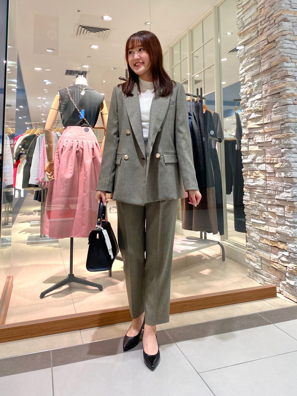「通勤コーデ、通勤スタイル、お仕事コーデ、お仕事スタイル、パンプス、ジャケット、ジャケットスタイル、ootd、休日スタイル、お出かけコーデ、今日のコーデ、フォーマル、大人女子、シンプルコーデ、パンツスタイル」｜「NOLLEY’S Sophiのウォッシャブルシャークインゴムパンツ（その他パンツ、ブラウン系）」を使った、Mihoさん（レディース・159cm）の秋コーディネートの3枚目の写真