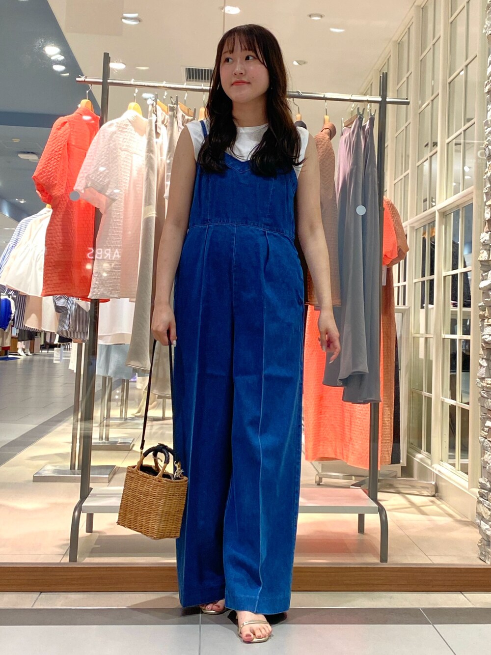 「きれいめカジュアル、夏コーデ、さらっと晴れやかスナップ、オトナカジュアル、デニム、おでかけコーデ、夏服、オールインワン、デニムパンツ、ラフコーデ、大人女子、カジュアル、カジュアルコーデ、お出かけコーデ、ユニバ」｜「The Bagmatiのアイテム（バッグ、ブラウン系）」を使った、Mihoさん（レディース・159cm）の夏コーディネートの5枚目の写真