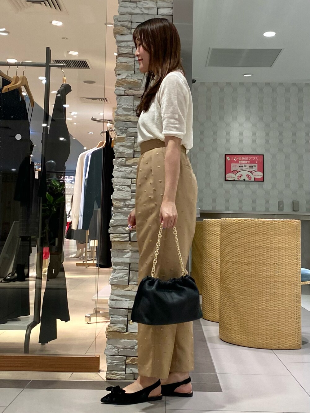 ベージュ系のショルダーバッグ、イエロー系のその他パンツ、ホワイト系のニット/セーターを着用したレディースの秋コーディネートの4枚目の写真