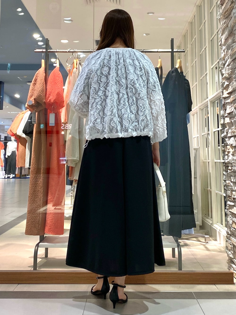 「シンプルコーデ、きれいめカジュアル、夏コーデ、カジュアルコーデ、大人かわいい、大人ファッション、オトナ女子、おしゃれさんと繋がりたい、ワンピース、ワンピーススタイル、オトナカワイイ、ブルゾン、冷房対策、羽織り、ラクチンコーデ」｜「NOLLEY’Sのヒネリ金具レザーバッグ（ショルダーバッグ、ホワイト系）」を使った、Mihoさん（レディース・159cm）の春コーディネートの3枚目の写真