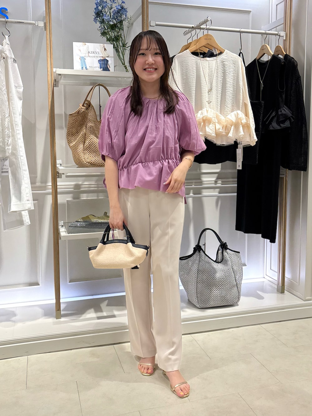 「ワイドパンツ、サンダル、大人ファッション、おでかけコーデ、大人コーデ、夏服、大人ガーリー、今日のコーデ、おしゃれさんと繋がりたい、オフショル、きれいめカジュアル、春服、30代コーデ、美脚パンツ、ベージュパンツ」｜「WALANCEのWALANCE | オーガニックコットン ギャザーブラウス WOMEN（シャツ/ブラウス、グレー系）」を使った、Mihoさん（レディース・159cm）の春コーディネートの5枚目の写真