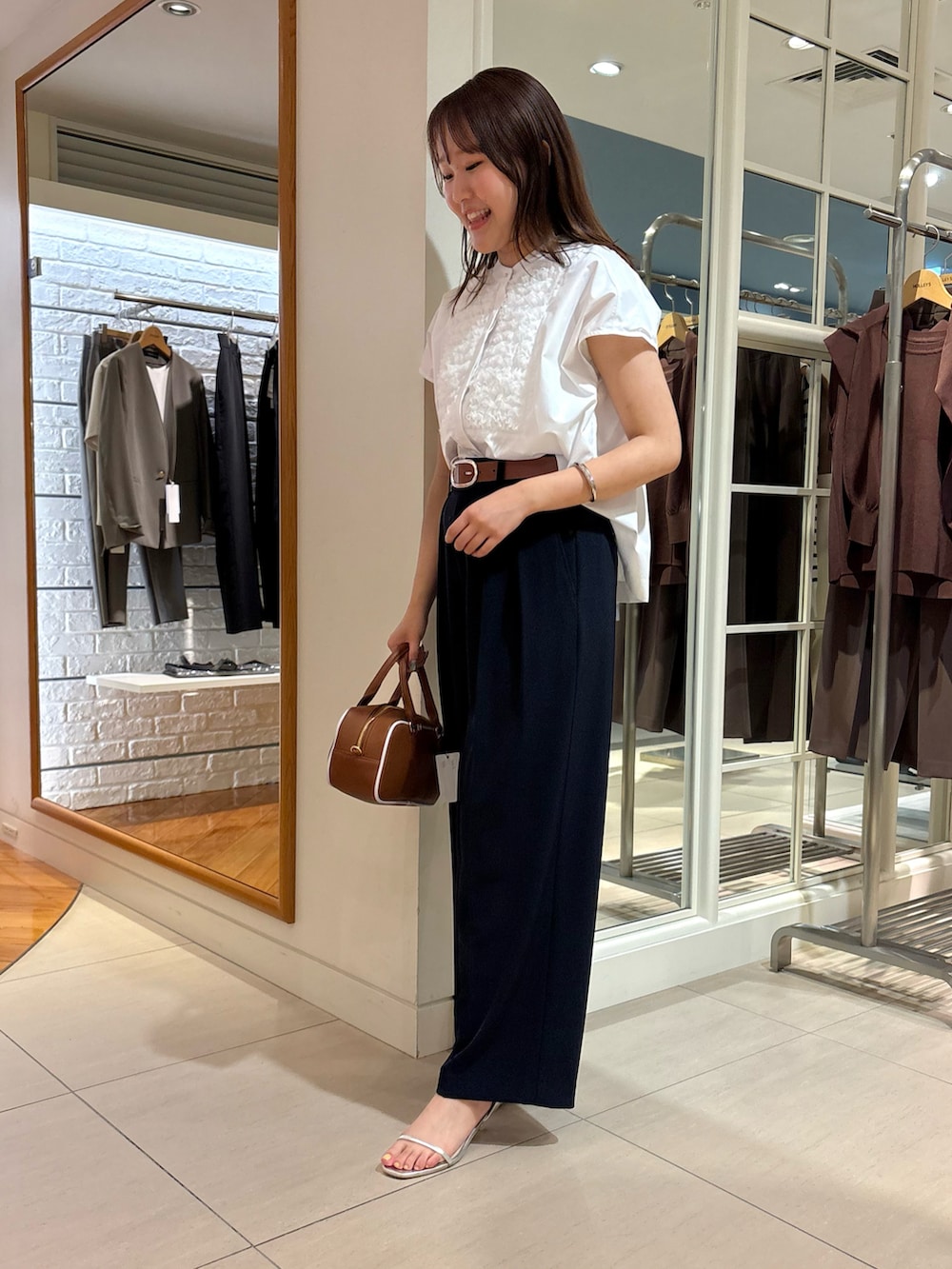 「夏服コーデ、夏コーデ、シンプル、夏服、ブラウス、ブラウスコーデ、ワイドパンツ、フリルトップス、きれいめカジュアル、きれいめコーディネート、大人カジュアル、大人コーデ、大人女子、パンツスタイル、オフィスカジュアル」｜「NOLLEY’Sのアイテム（バッグ、ブラウン系）」を使った、Mihoさん（レディース・159cm）の夏コーディネートの5枚目の写真