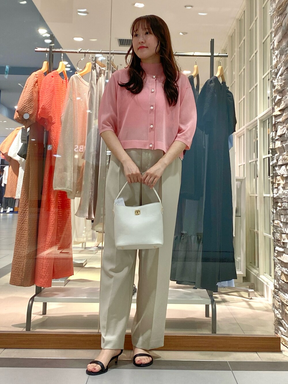 イエロー系のその他パンツ、ピンク系のカーディガン/ボレロ、ピンク系のニット/セーターを着用したレディースの春コーディネートの5枚目の写真