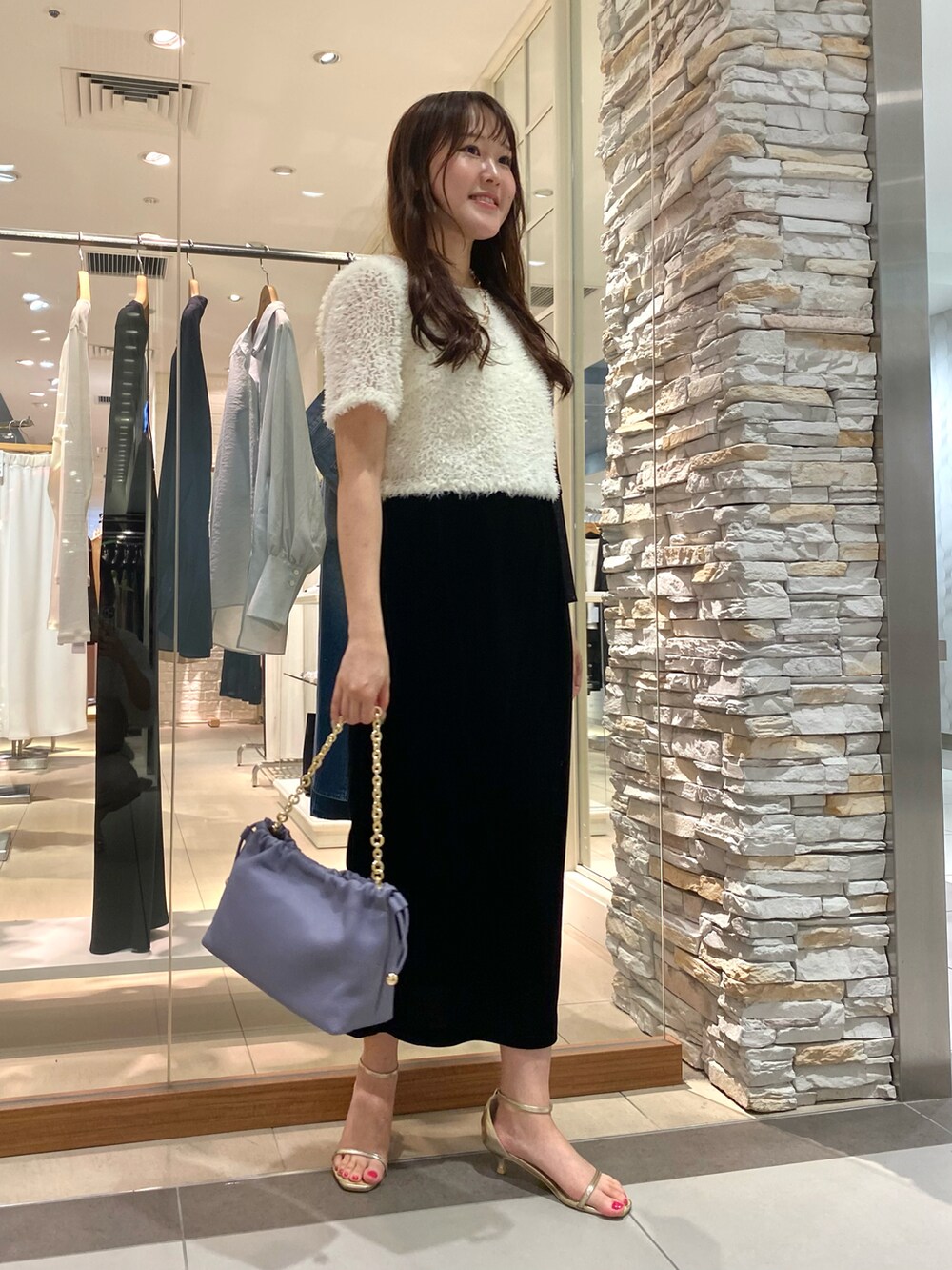 「アツいコーデ全部見せ、夏コーデ、ベロア、ベロアスカート、タイトスカート、スカートスタイル、スカート、スカートコーデ、大人コーデ、おしゃれさんと繋がりたい、秋先取りコーデ、大人女子、秋服準備はじめました、きれいめコーディネート、ootd」｜「NOLLEY’S Sophiのテープチュール刺繍ブラウス（シャツ/ブラウス、ホワイト系）」を使った、Mihoさん（レディース・159cm）の夏コーディネートの2枚目の写真