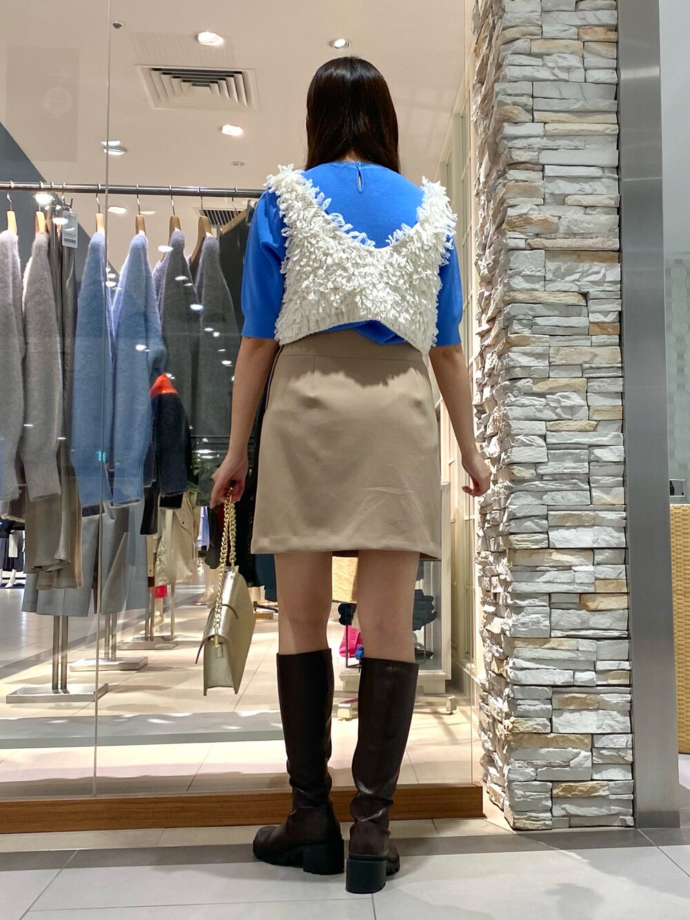 「レイヤードスタイル、秋コーデ、スカート、スカートスタイル、スカートコーデ、ミニスカート、ミニスカートコーデ、ロングブーツ、ブルー、ニット、ビスチェ、ビスチェコーデ、秋服コーデ、キレイめカジュアル、休日スタイル」｜「NOLLEY’S Sophiのウォッシャブルダブルクロスタイトミニスカート（スカート、イエロー系）」を使った、Mihoさん（レディース・159cm）の秋コーディネートの3枚目の写真