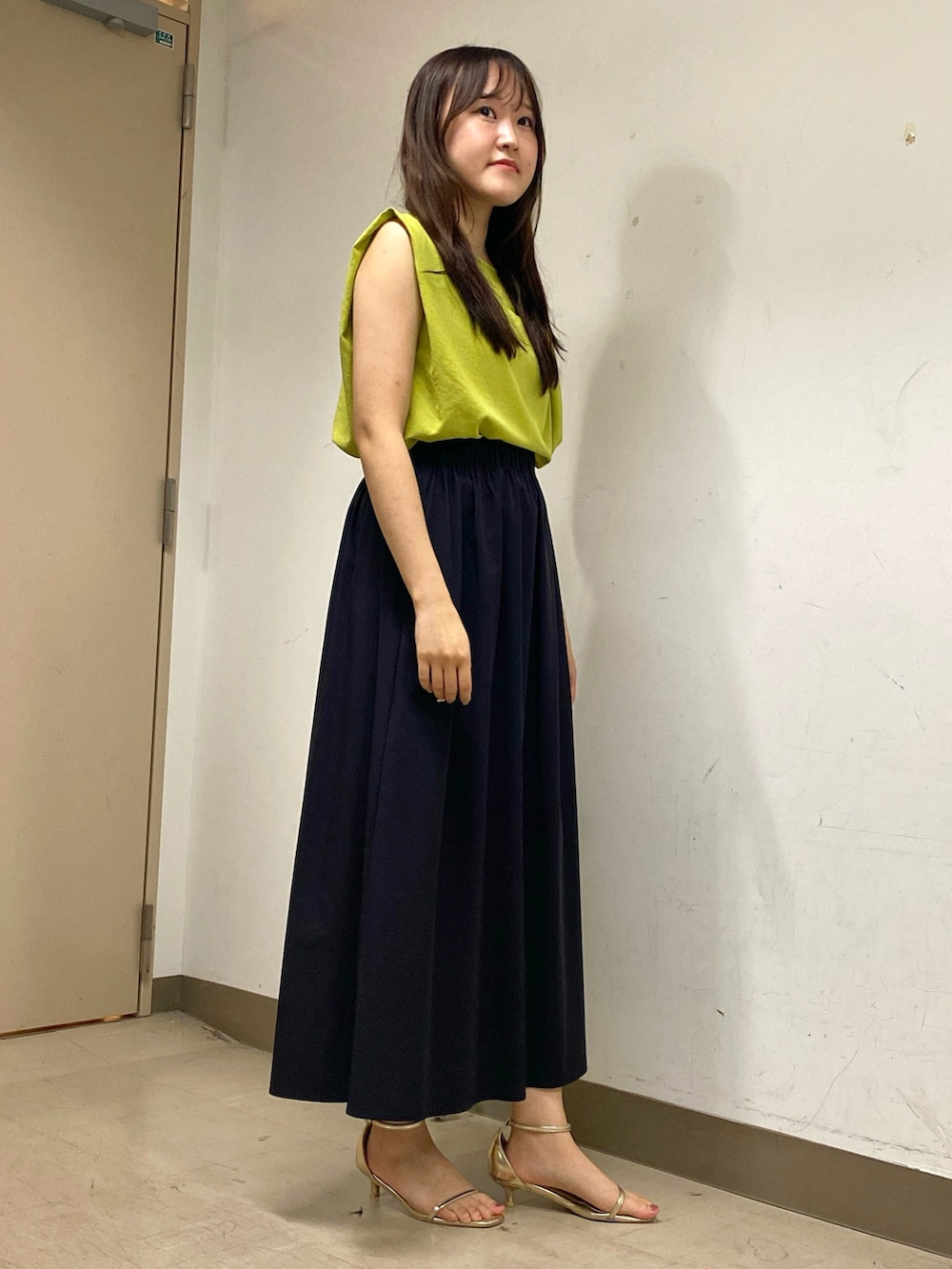 「テーマパークコーデ、フェススタイル、休日スタイル、大人かわいい、リラックススタイル、シンプル、楽チンコーデ、海、海コーデ、スカート、スカートスタイル、フレアスカート、黒スカート、オトナカワイイ、オトナカジュアル」｜「NOLLEY’Sのライトジョーゼットねじりブラウス（シャツ/ブラウス、イエロー系）」を使った、Mihoさん（レディース・159cm）の夏コーディネートの4枚目の写真