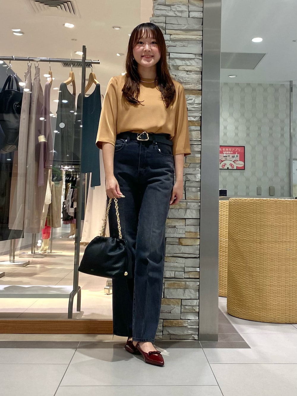 「秋っぽコーデ更新中、お出かけコーデ、今日のコーデ、オトナ女子、大人コーデ、キレイめ、デニム、デニムパンツ、サテンシャツ、サテンブラウス、シンフルコーデ、大人カジュアル、大人女子、カジュアル、きれいめカジュアル」｜「Rie Millerの【RM denim】センタープレスハイウエストデニム（デニムパンツ、グレー系）」を使った、Mihoさん（レディース・159cm）の秋コーディネートの4枚目の写真