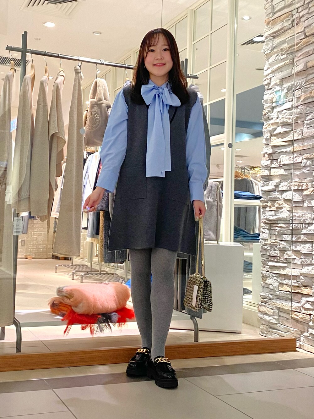 「最近のいい感じコーデ、オトナカジュアル、休日スタイル、お出かけコーデ、ボウタイブラウス、ボウタイ、リボン、ワンピース、ミニワンピ、グレー、きれいめカジュアル、大人可愛い、ワンピーススタイル、ローファー、大人コーデ」｜「Kassiopeaの【kassiopea /カシオペア】 ミニショルダー made in Italy（ショルダーバッグ、ゴールド系）」を使った、Mihoさん（レディース・159cm）の秋コーディネートの2枚目の写真