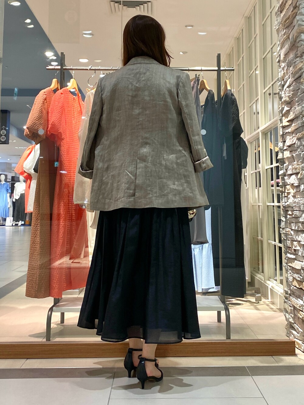 グレー系のテーラードジャケット、ピンク系のTシャツ/カットソー、ブラック系のかごバッグを着用したレディースの春コーディネートの4枚目の写真