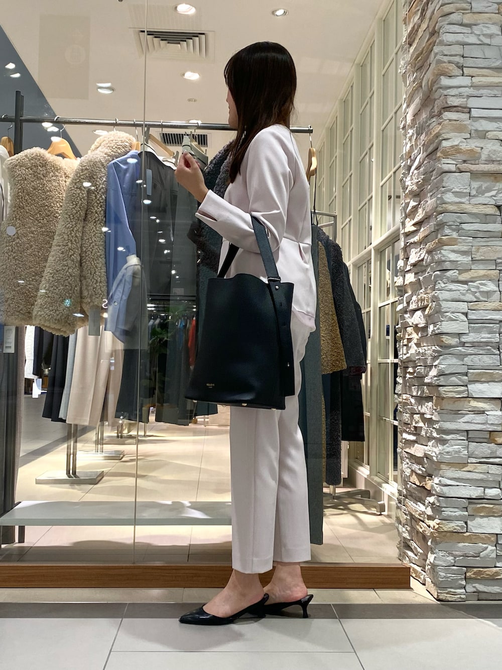 「お出かけコーデ、お仕事コーデ、お仕事スタイル、七五三、大人かわいい、セットアップ、セットアップスタイル、ぺプラムトップス、テーパードパンツ、ピンクコーデ、ブラウス、大人ガーリー、ootd、ママファッション、きれいめコーディネート」｜「NOLLEY’Sの《セットアップ対応》ウォッシャブルウール調スリムパンツ（その他パンツ、ピンク系）」を使った、Mihoさん（レディース・159cm）の秋コーディネートの5枚目の写真