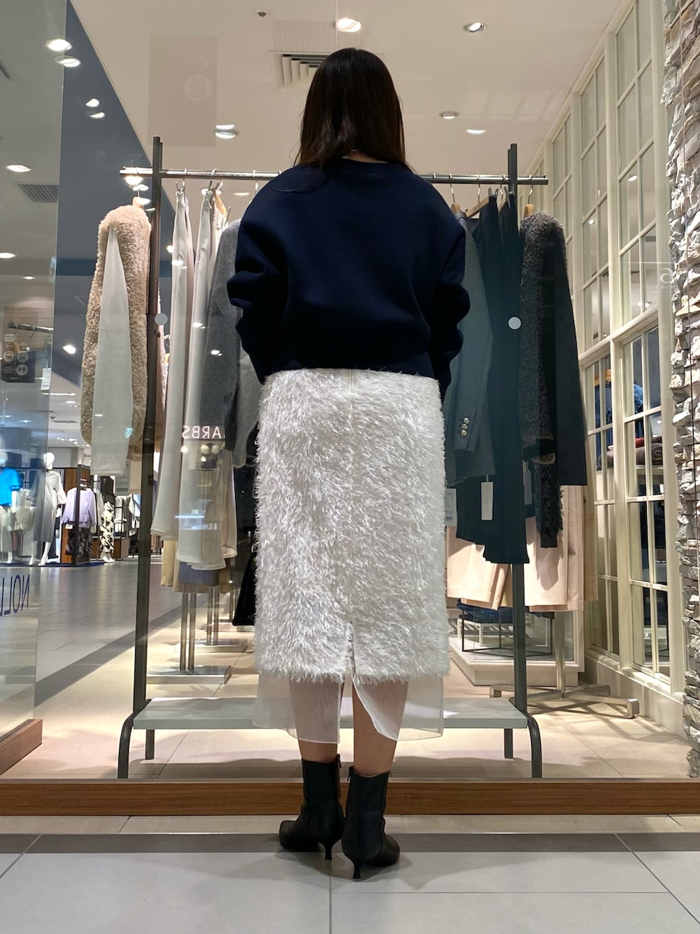 「秋っぽコーデ更新中、秋服、シンプルスタイル、フリンジ、タイトスカート、白スカート、オトナカワイイ、きれいめカジュアル、着回しコーデ、お洒落さんとつながりたい、今日のコーデ、キレイめ、秋先取りコーデ、スウェット、おでかけコーデ」|「Kassiopeaの【kassiopea /カシオペア】ミニチェーンショルダー made in Italy(ショルダーバッグ、ブラック系)」を使った、Mihoさん(レディース・159cm)の秋コーディネートの2枚目の写真