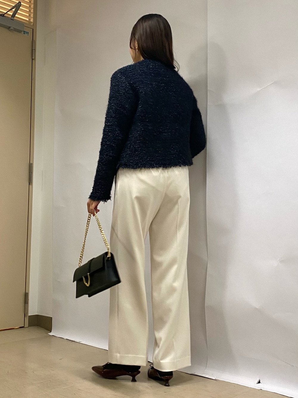 「秋コーデ、レイヤードスタイル、休日スタイル、秋服、お出かけコーデ、カジュアルスタイル、パンツスタイル、着回しコーデ、ワイトパンツ、白パンツ、スラックス、秋っぽコーデ更新中、きれいめカジュアル、オフィスカジュアル、お仕事コーデ」|「NOLLEY’Sのツイードフリンジニットジャケット(ノーカラージャケット、ブルー系)」を使った、Mihoさん(レディース・159cm)の秋コーディネートの3枚目の写真