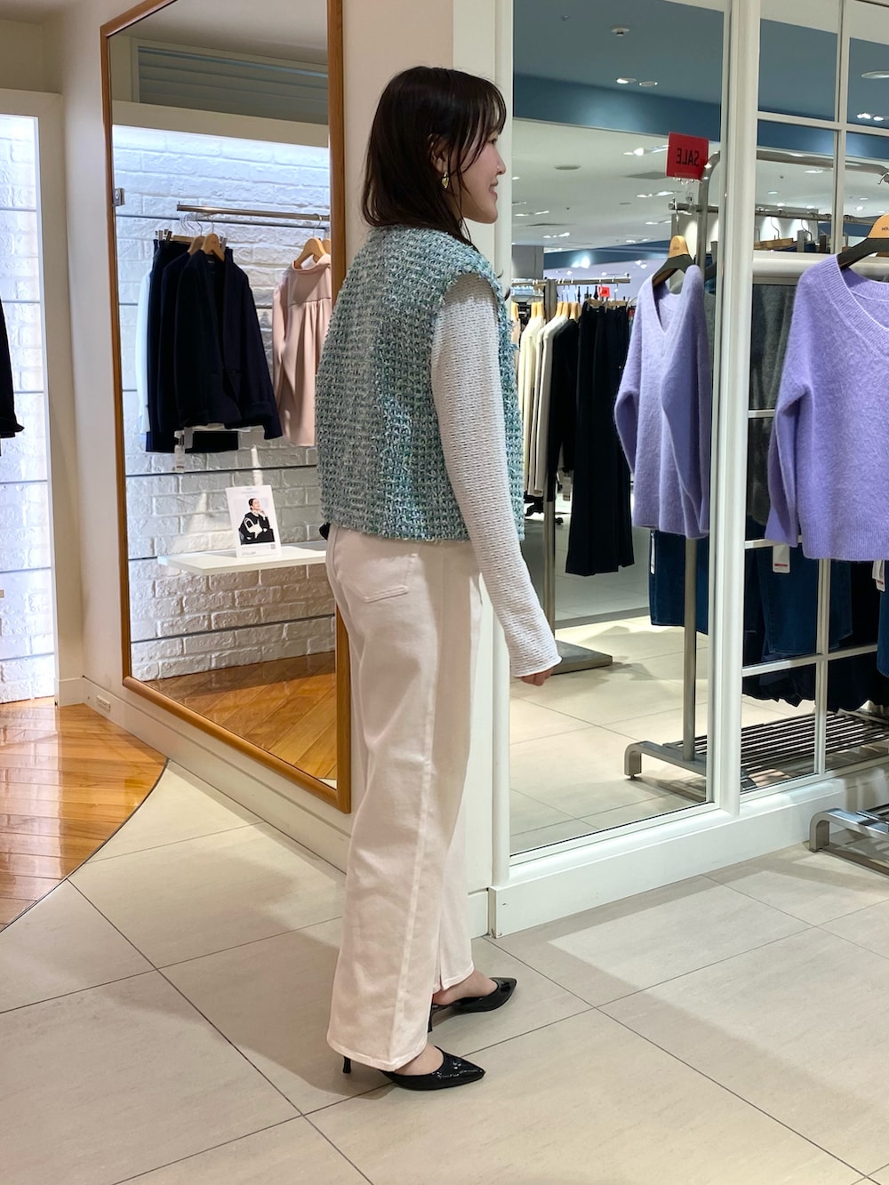 「フレアパンツ、デニム、デニムパンツ、ベスト、ベストコーデ、ツイードベスト、ツイード、ピンクデニム、春コーデ、オトナカワイイ、春服コーデ、カジュアルスタイル、春カラー、きれいめコーディネート、大人可愛い」|「NOLLEY’Sの横長ボストン チュールサブバック付き(ボストンバッグ、ブラック系)」を使った、Mihoさん(レディース・159cm)の冬コーディネートの3枚目の写真