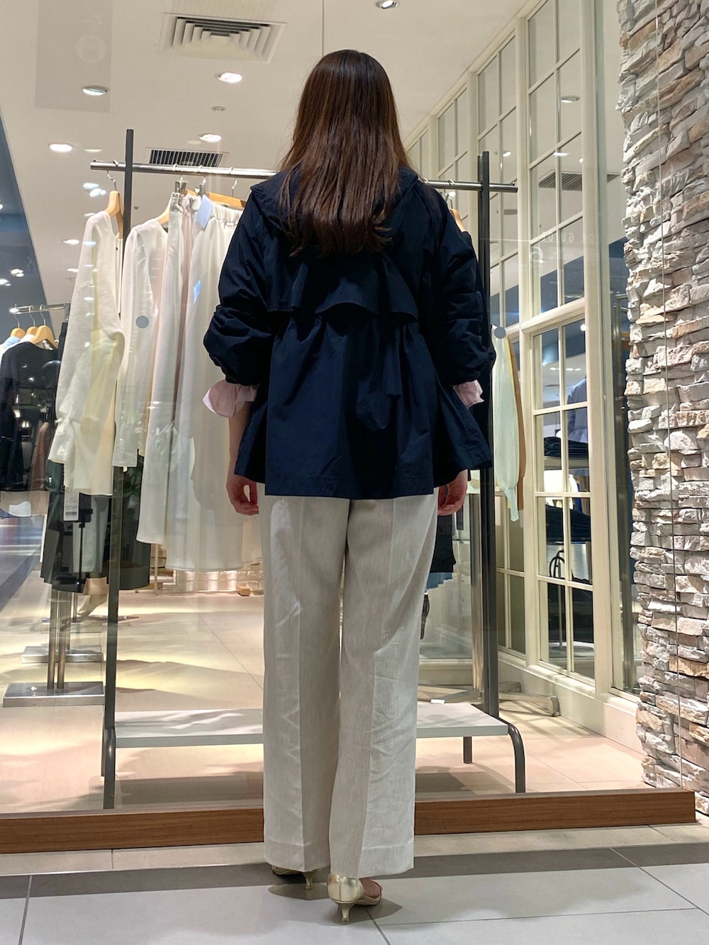 「シンプル、春夏コーデ、大人女子、カジュアルスタイル、大人カジュアル、パンツコーデ、ootd、着回しコーデ、春カラー、お出かけコーデ、麻、麻パンツ、マウンテンパーカー、きれいめカジュアル、ピンク」｜「NOLLEY’Sの《セットアップ対応》ウォッシャブル麻混セミワイドパンツ（その他パンツ、ベージュ系）」を使った、Mihoさん（レディース・159cm）の春コーディネートの3枚目の写真