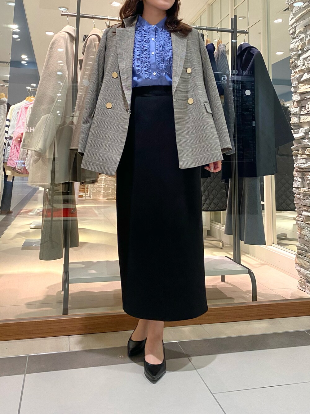 「カジュアルコーデ、秋服、大人コーデ、お出かけコーデ、通勤コーデ、通勤スタイル、スカート、タイトスカート、お仕事コーデ、お仕事スタイル、ジャケット、ジャケットスタイル、ジャケットコーデ、チェック、ブルー」｜「NOLLEY’Sの《セットアップ対応》《手洗い可能》ダブルジャージタイトミディスカート（スカート、ブラック系）」を使った、Mihoさん（レディース・159cm）の秋コーディネートの4枚目の写真