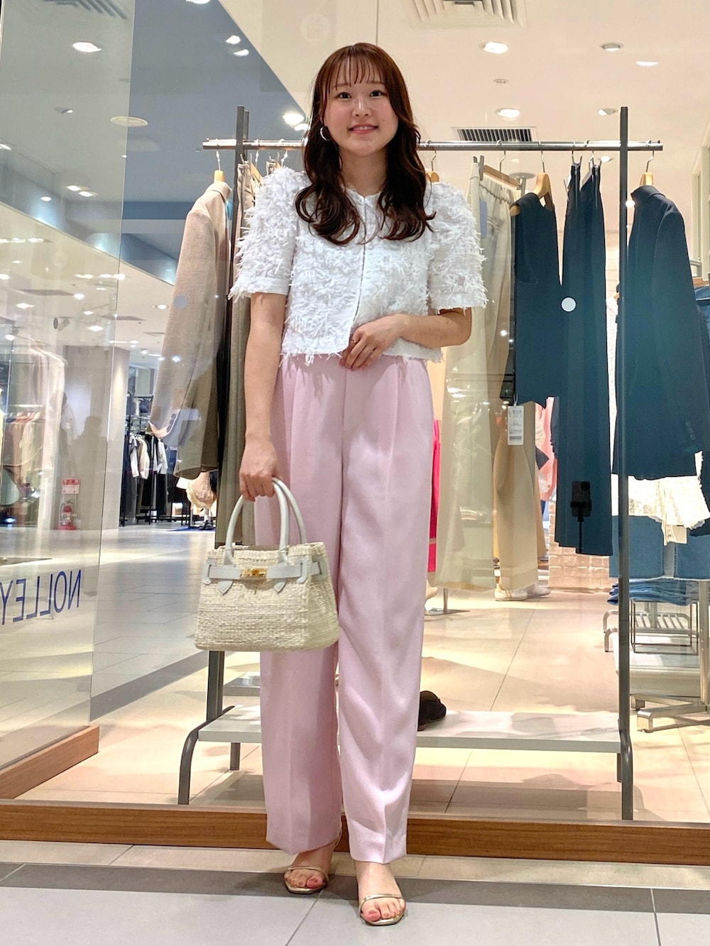 「春のNewスタイル、大人カジュアル、春物、春コーデ、ジャガード、ワイドパンツ、ピンクコーデ、ピンク、春色、ボレロ、きれいめカジュアル、キレイめ、大人女子、きれいめコーディネート、大人かわいい」｜「NOLLEY’S Sophiのウォッシャブルトリアセワイドパンツ（その他パンツ、ピンク系）」を使った、Mihoさん（レディース・159cm）の春コーディネートの2枚目の写真