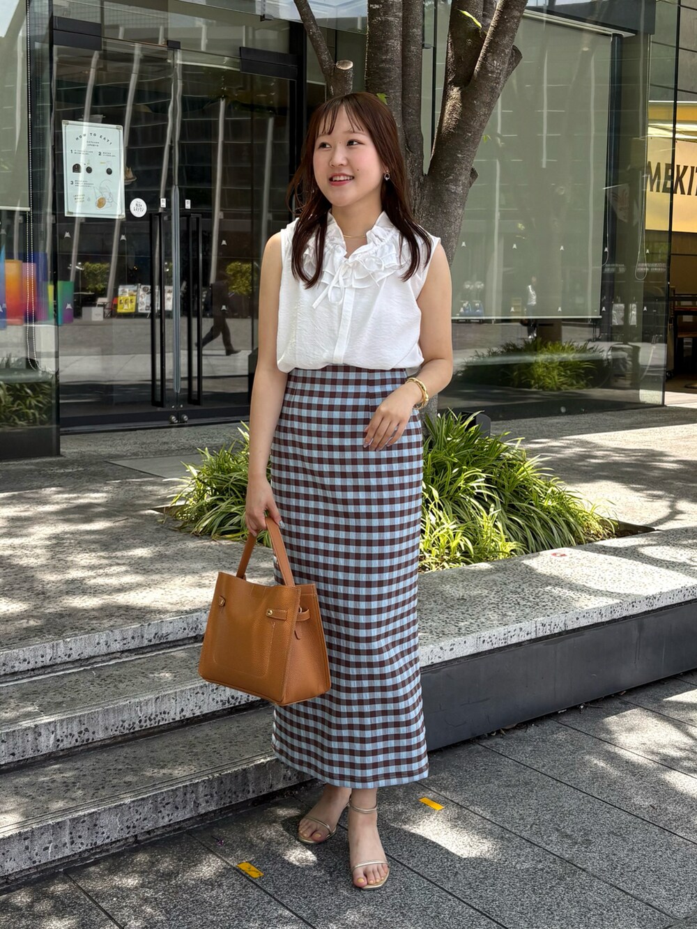 「サンダル、大人カジュアルコーデ、オトナカワイイ、大人コーデ、タイトスカート、ギンガムチェック、タイトシルエット、ブラウス、夏ファッション、夏コーデ、オトナ女子、きれいめカジュアル、キレイめ、オフィスカジュアル、デートコーデ」｜「NOLLEY’S Sophiのギンガムチェックロングタイトスカート（スカート、ブラウン系）」を使った、Mihoさん（レディース・159cm）の夏コーディネートの3枚目の写真