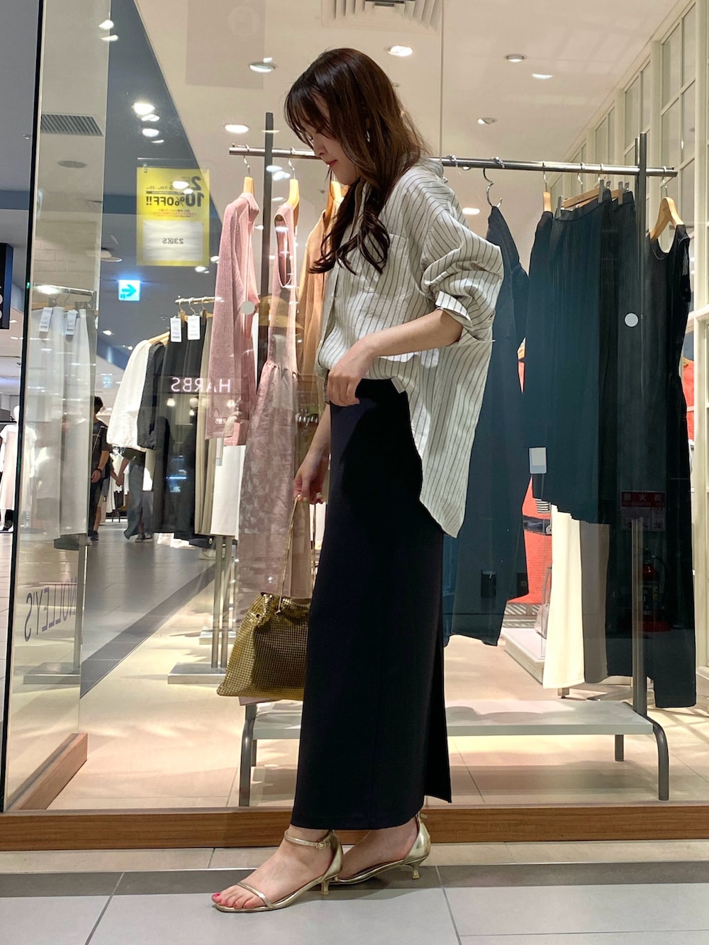 「休日スタイル、きれいめカジュアル、オトナカジュアル、タイトスカート、黒タイトスカート、オトナ女子、おとなコーデ、きれいめコーディネート、お仕事コーデ、ストライプ、ストライプシャツ、シャツスタイル、シャツ、スカート、スカートスタイル」｜「NOLLEY’Sのメタリックアレンジショルダーバッグ（ショルダーバッグ、ゴールド系）」を使った、Mihoさん（レディース・159cm）の夏コーディネートの3枚目の写真