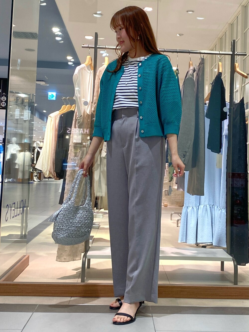 イエロー系のその他パンツ、ブラック系のTシャツ/カットソー、グリーン系のカーディガン/ボレロを着用したレディースの春コーディネートの3枚目の写真