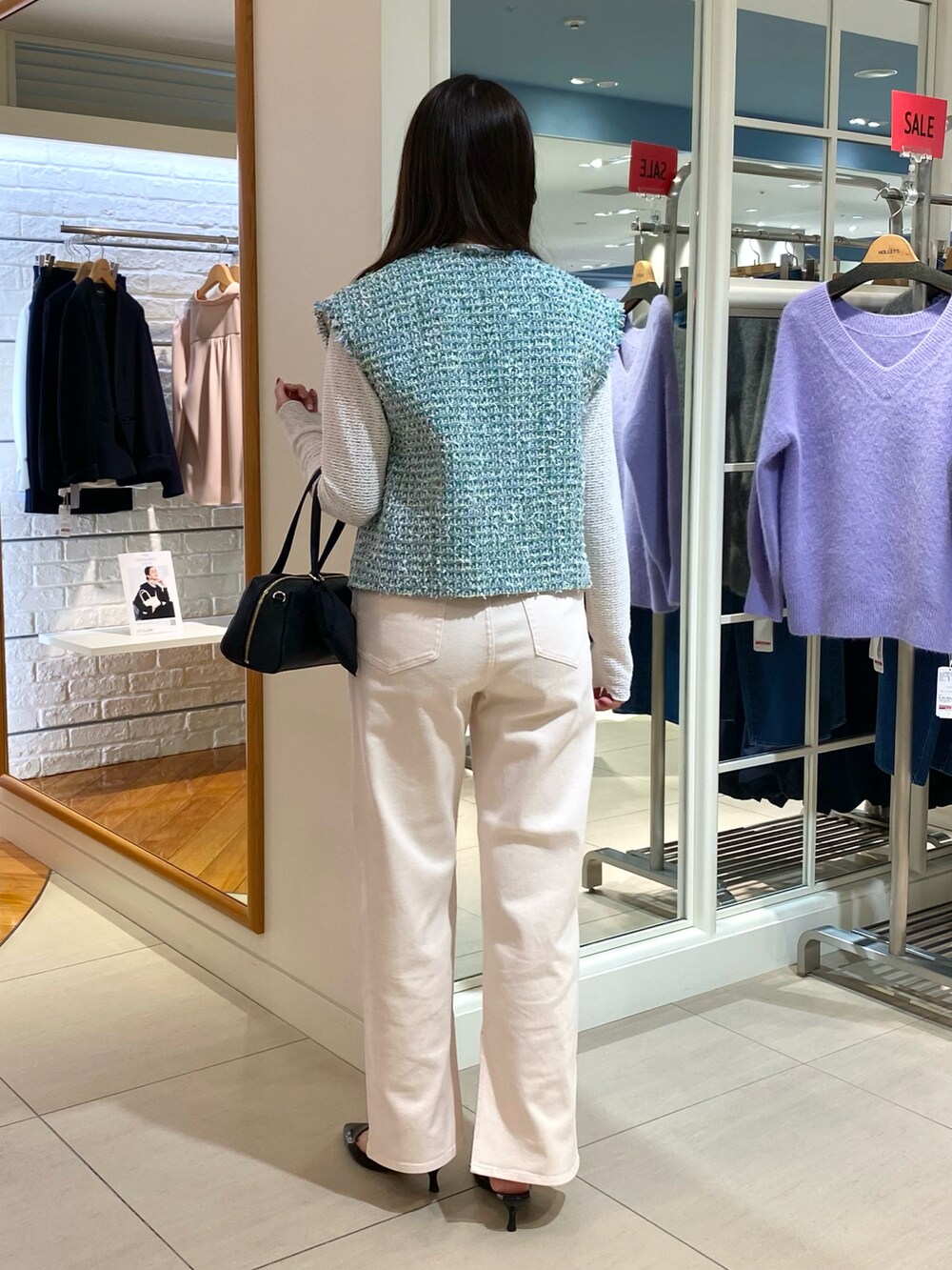 「フレアパンツ、デニム、デニムパンツ、ベスト、ベストコーデ、ツイードベスト、ツイード、ピンクデニム、春コーデ、オトナカワイイ、春服コーデ、カジュアルスタイル、春カラー、きれいめコーディネート、大人可愛い」|「NOLLEY’Sの横長ボストン チュールサブバック付き(ボストンバッグ、ブラック系)」を使った、Mihoさん(レディース・159cm)の冬コーディネートの5枚目の写真