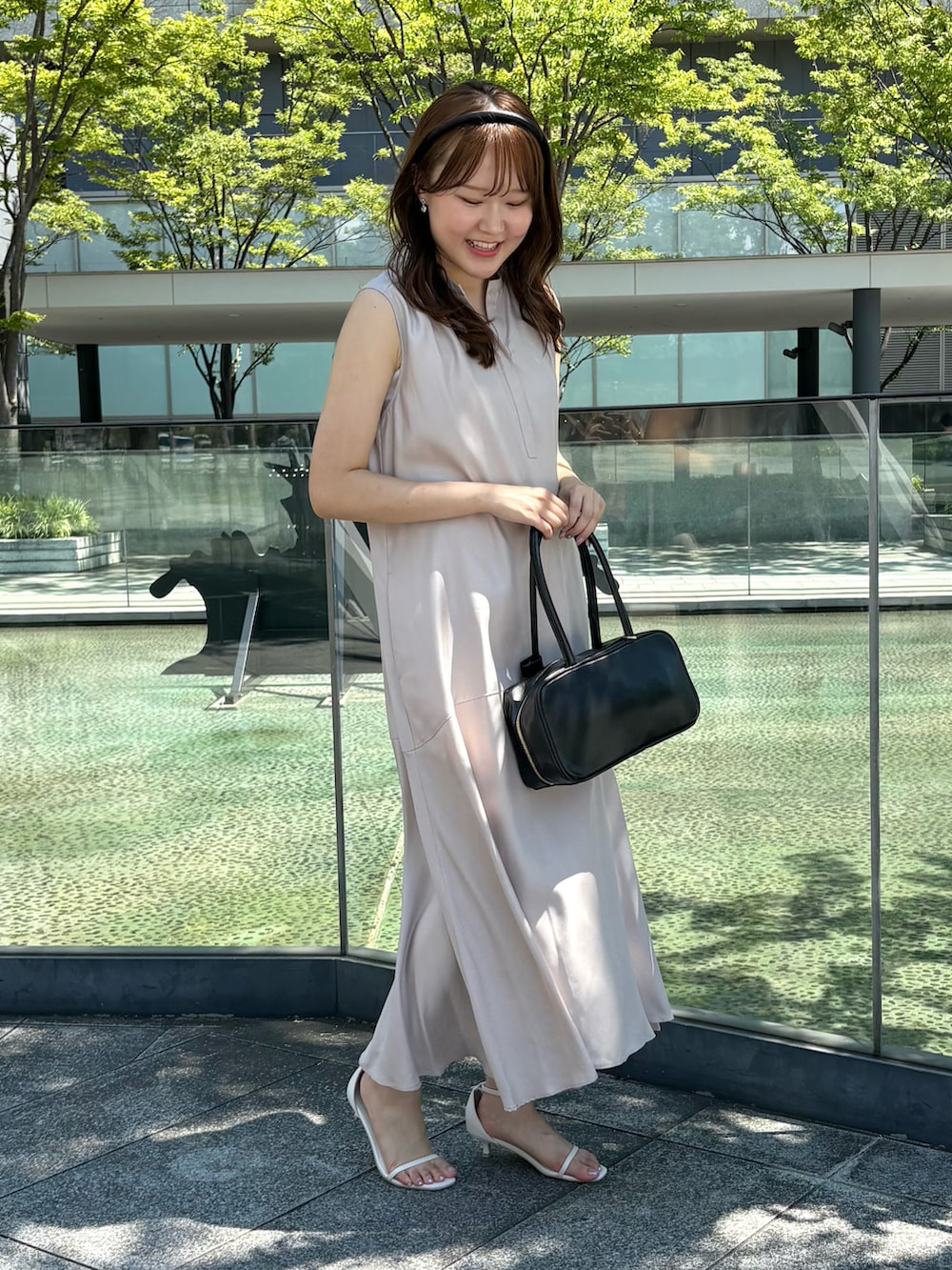 「夏ルックで気分アップ、ワンピース、ワンピーススタイル、おでかけコーデ、きれいめコーデ、お出かけコーデ、お出かけスタイル、旅行コーデ、シャツワンピ、きれいめカジュアル、大人コーデ、大人カジュアル、大人かわいい、ワントーンコーデ、大人女子」｜「NOLLEY’Sの横長スクエアボストンバッグ（ボストンバッグ、レッド系）」を使った、Mihoさん（レディース・159cm）の夏コーディネートの2枚目の写真