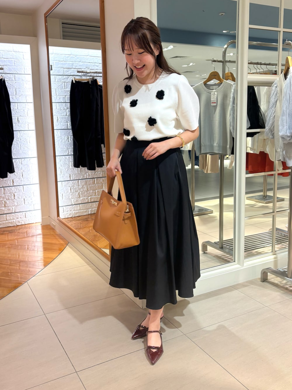 「夏ルックで気分アップ、オトナ女子、きれいめカジュアル、きれいめ、スカート、スカートスタイル、フレアスカート、ニット、サマーニット、大人女子、大人かわいい、モノトーン、モノトーンコーデ、おしゃれさんと繋がりたい、着回しコーデ」｜「NOLLEY’S Sophiの《手洗い可能》チュールフラワー付きフォルムプルオーバーニット（ニット/セーター、ホワイト系）」を使った、Mihoさん（レディース・159cm）の夏コーディネートの5枚目の写真