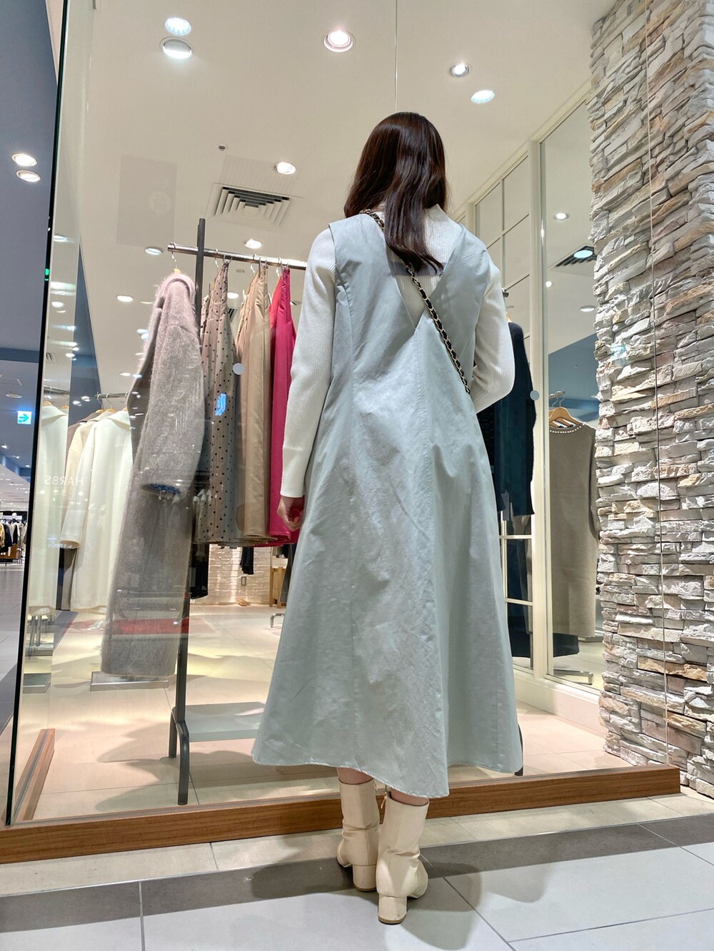 「新星WEARISTAにエントリー、冬、あったかコーデ、シンプル、ootd、ジャンパースカート、ワンピース、ワンピーススタイル、ワンピースコーデ、大人カジュアル、今日のコーデ、オトナ女子、ブーツコーデ、大人かわいい、冬服」｜「NOLLEY’Sのシャンタンタフタワンピース（ワンピース、グレー系）」を使った、Mihoさん（レディース・159cm）の冬コーディネートの4枚目の写真