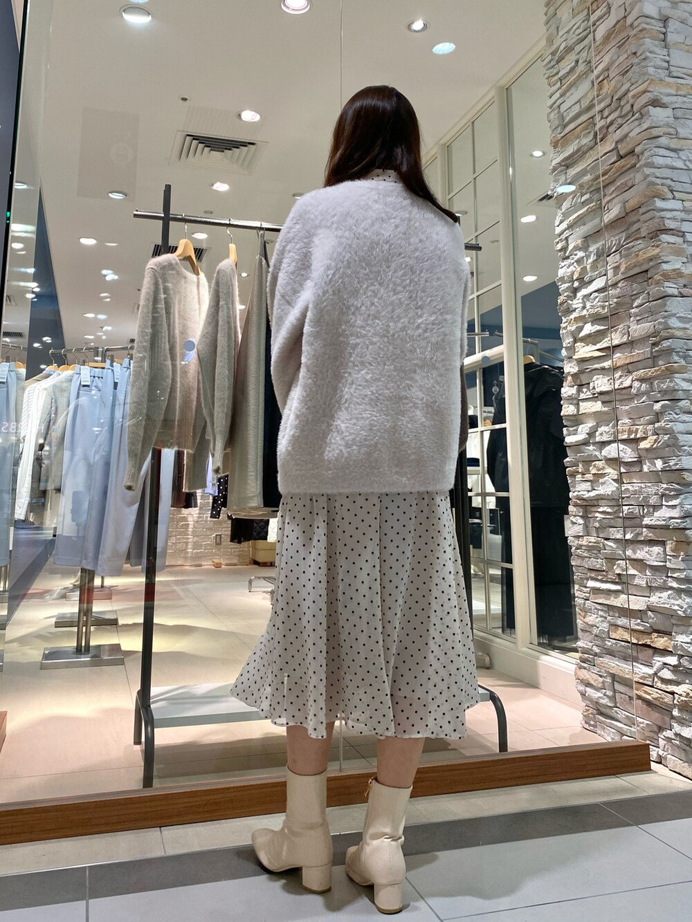 「ファッションを楽しもう、淡色コーデ、淡色女子、淡色、ドットワンピース、ワンピース、ワントーンコーデ、ワンピーススタイル、ボウタイワンピース、ブーツ、ホワイトコーデ、ふわふわニット、ふわふわカーディガン、デート/ロマンティック、デートスタイル（WOMEN）」｜「NOLLEY’S Sophiのフロッキードットボウタイワンピース（ワンピース、ホワイト系）」を使った、Mihoさん（レディース・159cm）の秋コーディネートの3枚目の写真