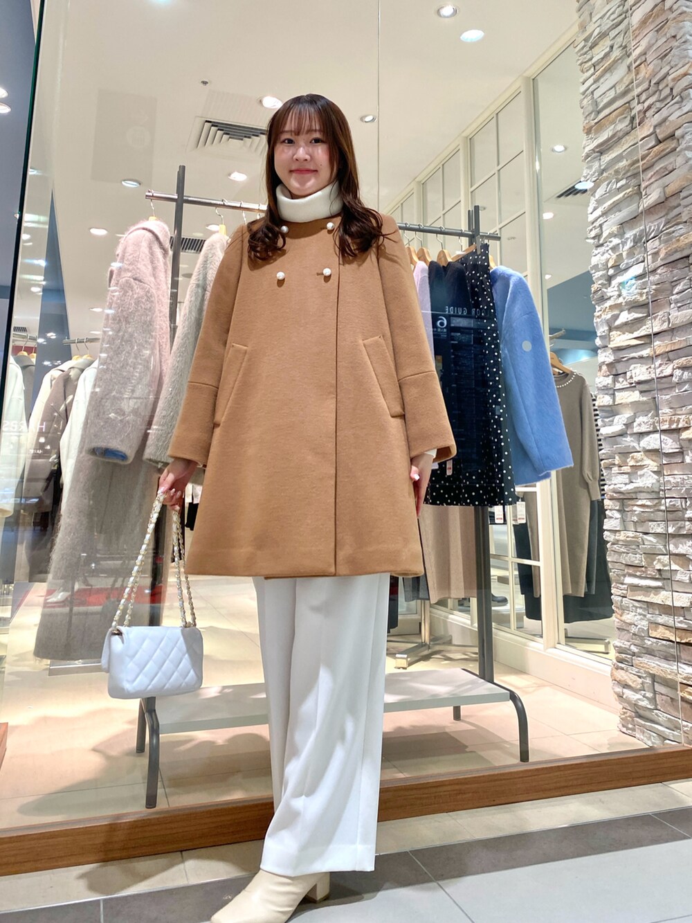 「シンプル、冬ファッション、冬服、きれいめカジュアル、大人女子、オトナ女子、コート、コートスタイル、ワイドパンツ、パンツスタイル、パンツコーデ、淡色コーデ、淡色女子、淡色、オトナカワイイ」｜「NOLLEY’Sのカシミヤ混ノーカラーチェンジ釦コート（その他アウター、イエロー系）」を使った、Mihoさん（レディース・159cm）の冬コーディネートの2枚目の写真