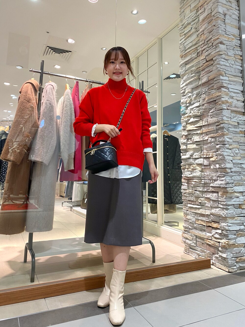 「冬、あけましておめでとうございます！、新年一発目、ファッションを楽しもう、大人かわいい、おしゃれさんと繋がりたい、カラーコーデ、赤、赤ニット、お洒落さんとつながりたい、タイトスカート、きれいめカジュアル、キレイめ、きれいめコーディネート、大人コーデ」｜「AULENTTIの【AULENTTI/ オーレンティ】バニティキルティングバッグ（ショルダーバッグ、ブラック系）」を使った、Mihoさん（レディース・159cm）の冬コーディネートの2枚目の写真