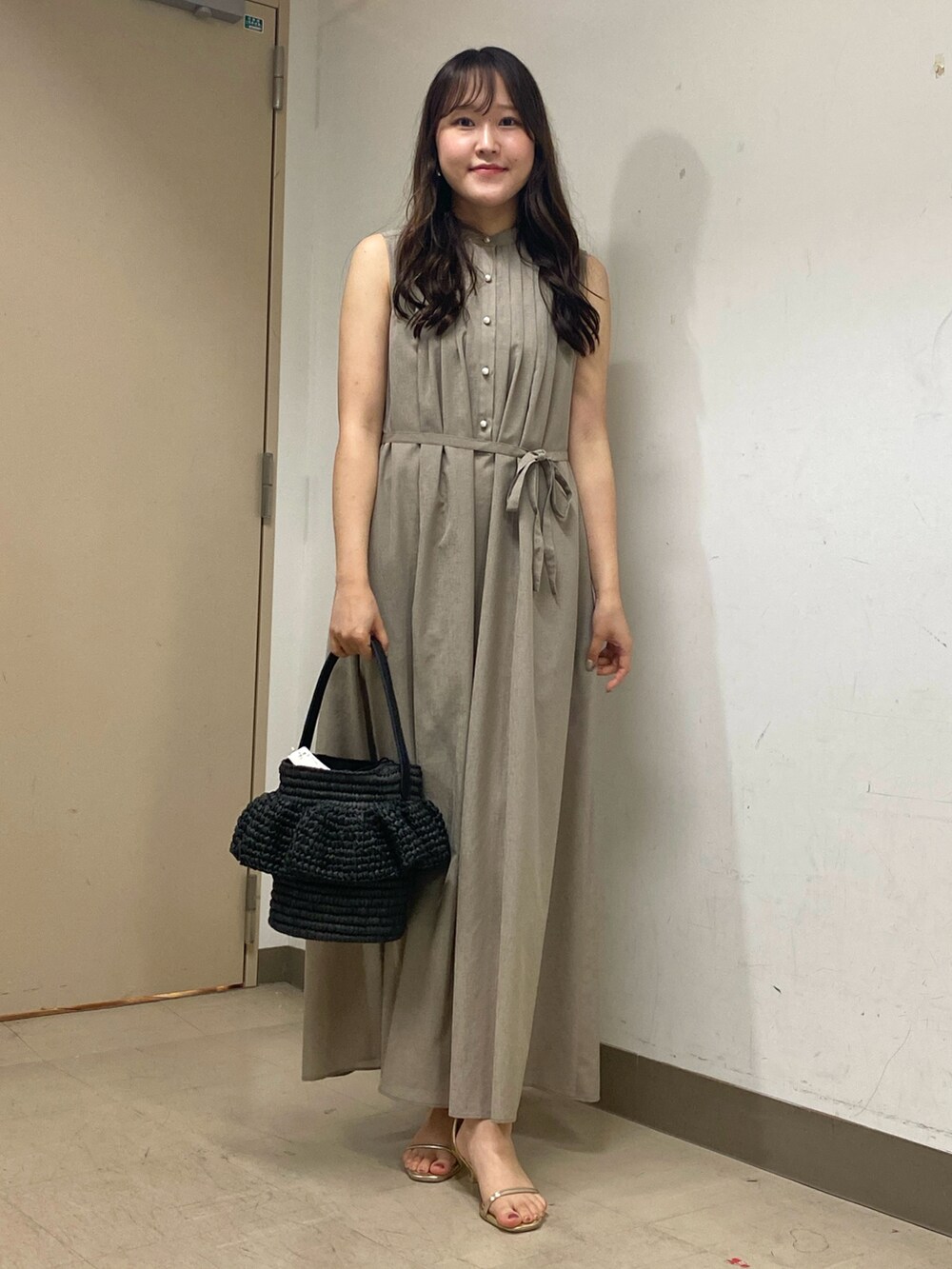 「夏ファッション、シンプル、今日のコーデ、夏、楽チンコーデ、大人カジュアルコーデ、ベージュコーデ、お洒落さんとつながりたい、夏服、シャツワンピ、ワンピーススタイル、ワンピース、ベージュ、きれいめコーデ、大人女子」｜「NOLLEY’Sのウォッシャブルピンタックシャツワンピース（シャツワンピース、ピンク系）」を使った、Mihoさん（レディース・159cm）の夏コーディネートの2枚目の写真