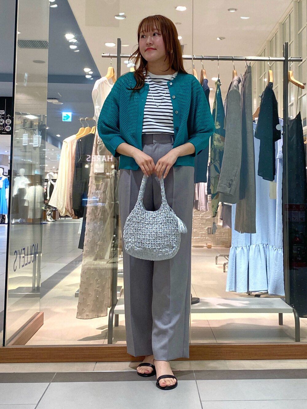 イエロー系のその他パンツ、ブラック系のTシャツ/カットソー、グリーン系のカーディガン/ボレロを着用したレディースの春コーディネートの2枚目の写真