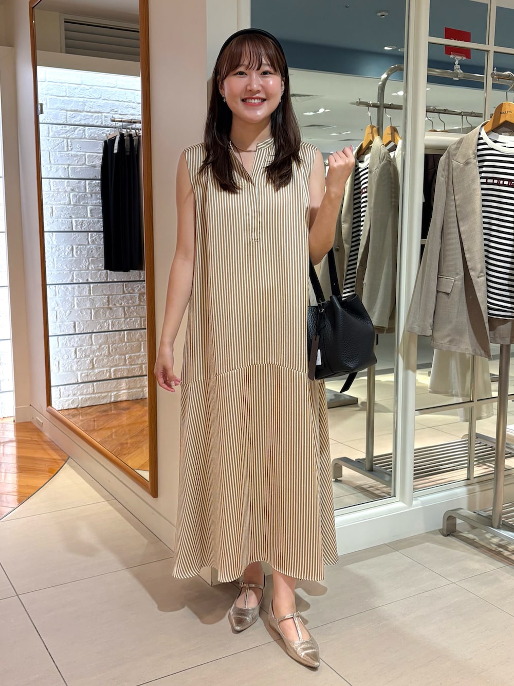 「ブラウン、ワンピース、ワンピーススタイル、きれいめカジュアル、きれいめコーディネート、初秋コーデ、大人女子、休日スタイル、オトナカワイイ、キレイめカジュアル、ストライプ、大人カジュアル、ブラウンコーデ、ノースリーブワンピース、シャツワンピ」｜「LORISTELLAの【LORISTELLA/ロリステッラ】別注キューブワンハンドルバッグ（ショルダーバッグ、ブラウン系）」を使った、Mihoさん（レディース・159cm）の夏コーディネートの5枚目の写真