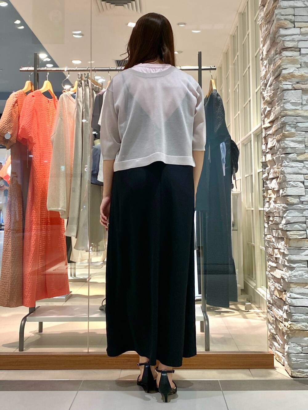 「きれいめカジュアル、雨の日コーデ、初夏コーデ、シンプルスタイル、ワンピース、ワンピーススタイル、サテン、サテンワンピース、キャミワンピ、キャミワンピース、着回しコーデ、オトナカジュアル、シンプル、レイヤードスタイル、カーディガン」｜「NOLLEY’Sのストラップサンダル（サンダル、シルバー系）」を使った、Mihoさん（レディース・159cm）の春コーディネートの4枚目の写真