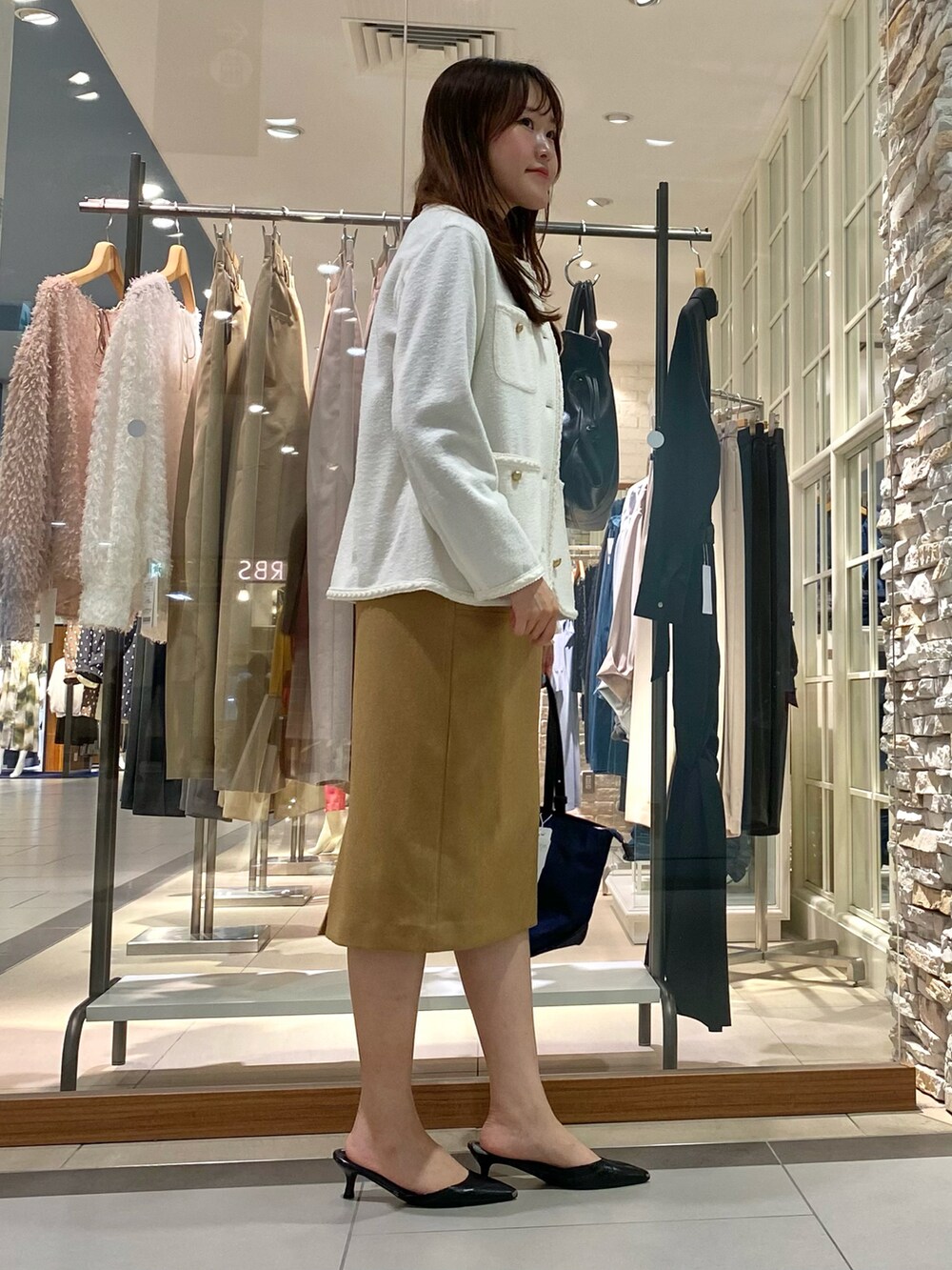 「秋コーデ、パステルカラー、大人女子、タイトスカート、お仕事コーデ、お仕事、お仕事スタイル、秋、着回しコーデ、大人ファッション、ジャケット、ジャケットスタイル、ジャケットコーデ、通勤コーデ、オフィスカジュアル」｜「NOLLEY’S Sophiのパイピングカーデジャケット（ノーカラージャケット、ホワイト系）」を使った、Mihoさん（レディース・159cm）の秋コーディネートの5枚目の写真