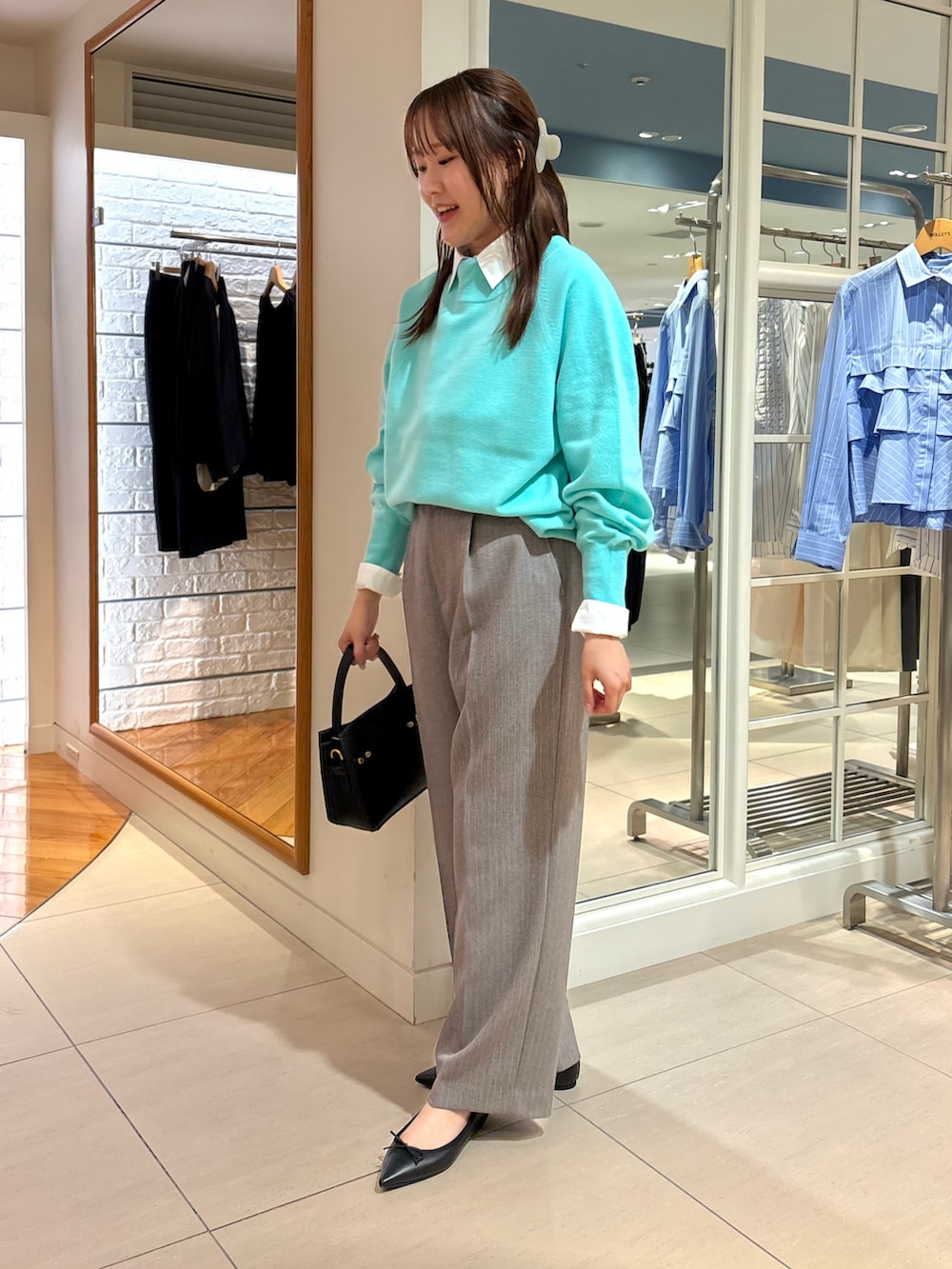 グレー系のその他パンツ、ベージュ系のショルダーバッグ、ピンク系のニット/セーターを着用したレディースの秋コーディネートの4枚目の写真