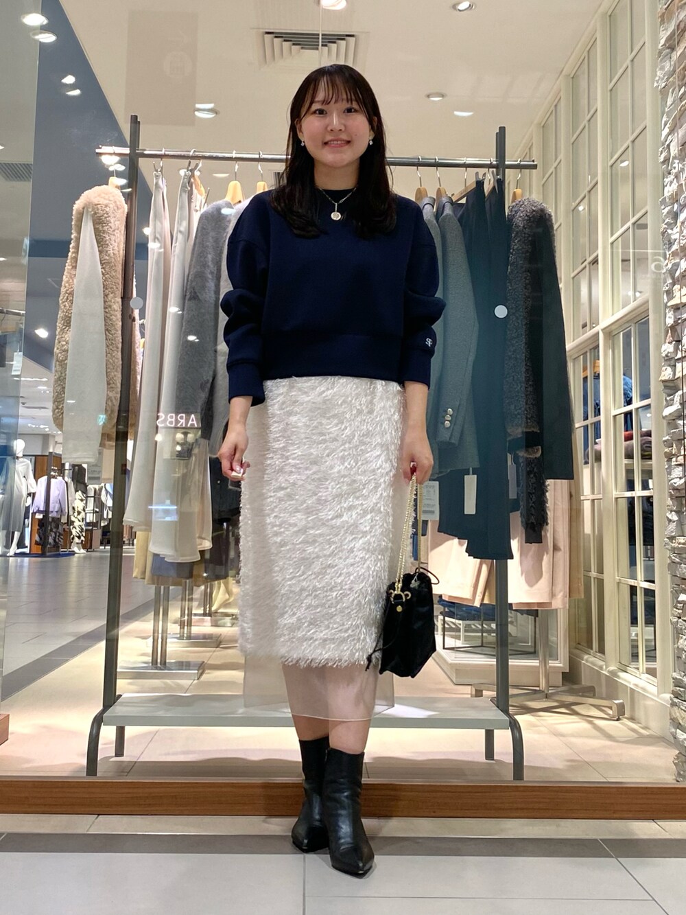 「秋っぽコーデ更新中、秋服、シンプルスタイル、フリンジ、タイトスカート、白スカート、オトナカワイイ、きれいめカジュアル、着回しコーデ、お洒落さんとつながりたい、今日のコーデ、キレイめ、秋先取りコーデ、スウェット、おでかけコーデ」|「Kassiopeaの【kassiopea /カシオペア】ミニチェーンショルダー made in Italy(ショルダーバッグ、ブラック系)」を使った、Mihoさん(レディース・159cm)の秋コーディネートの5枚目の写真